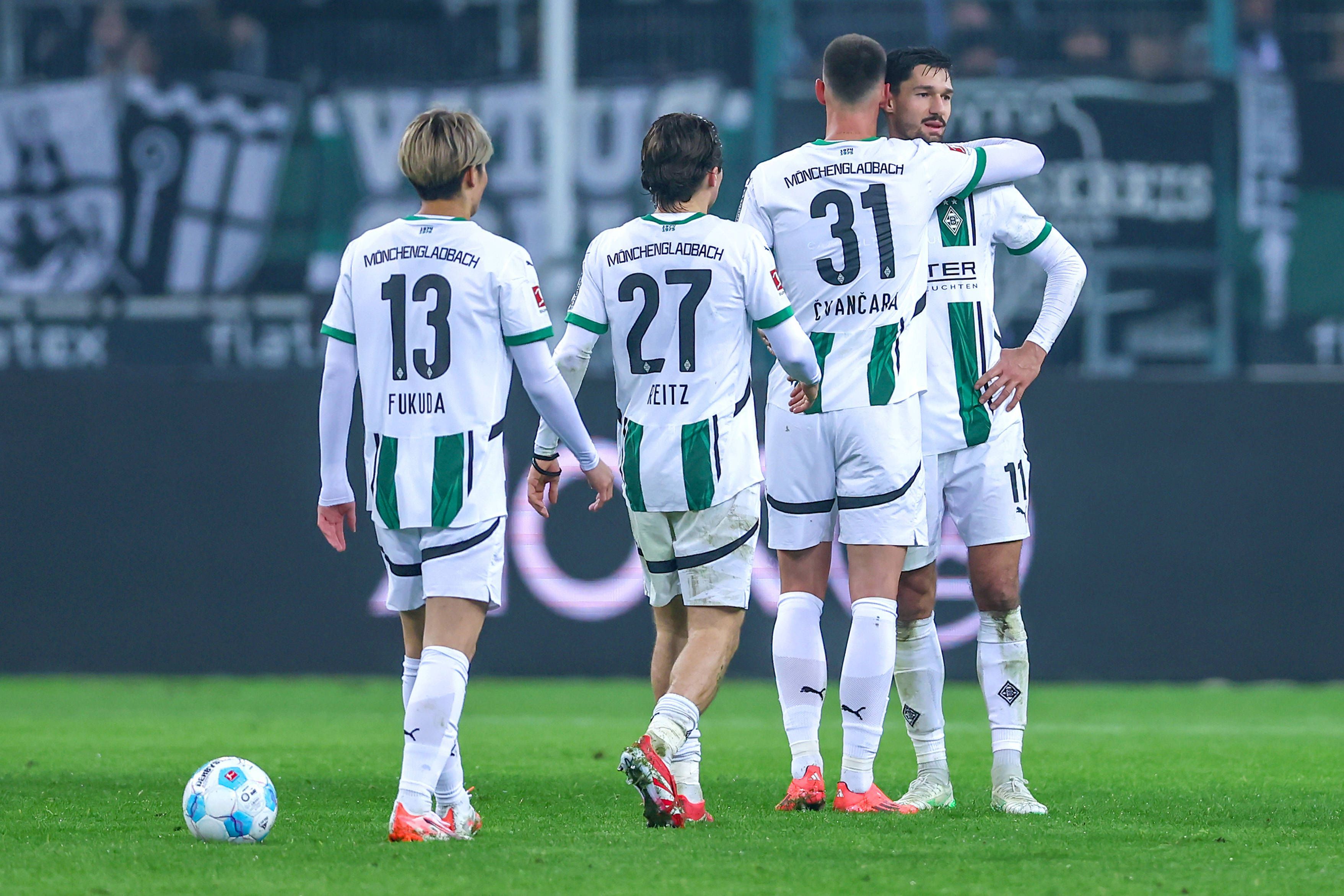 Tomas Cvancara nimmt Tim Kleindienst in den Arm.