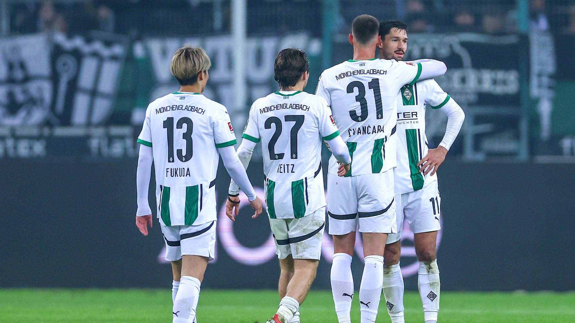 Tomas Cvancara nimmt Tim Kleindienst in den Arm.