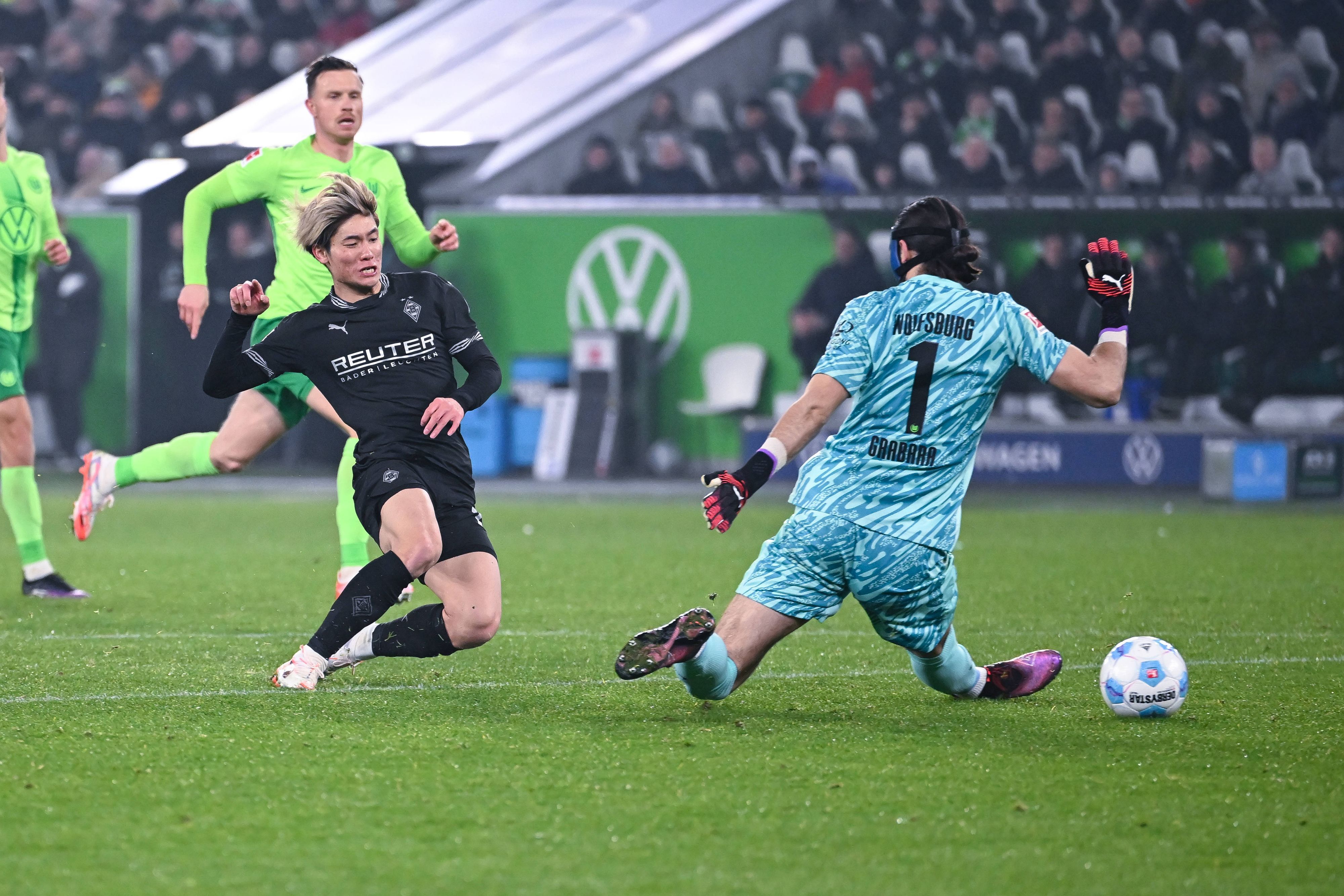 Shio Fukuda tunnelt den Wolfsburger Torhüter.