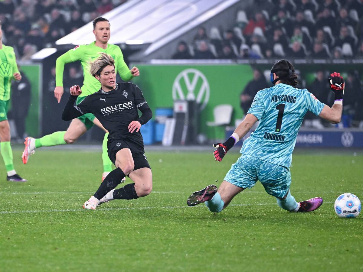 Shio Fukuda tunnelt den Wolfsburger Torhüter.