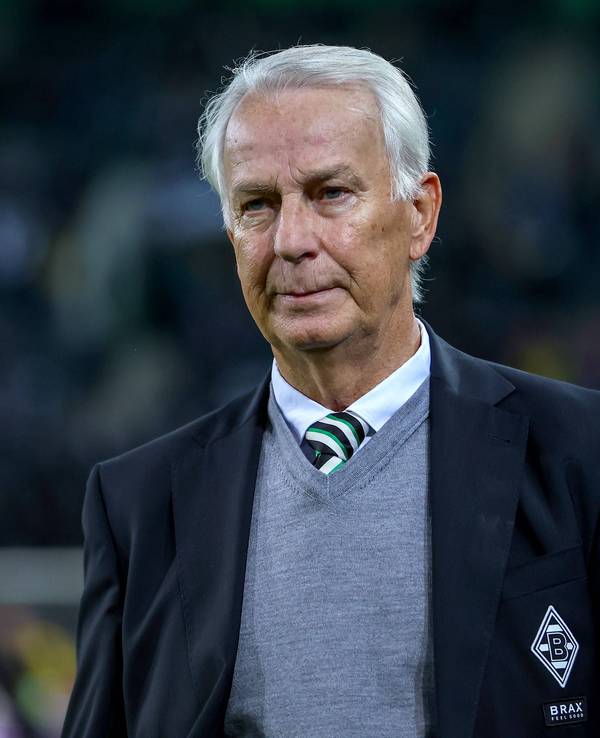Rainer Bonhof beim Spiel von Borussia Mönchengladbach im Stadion.