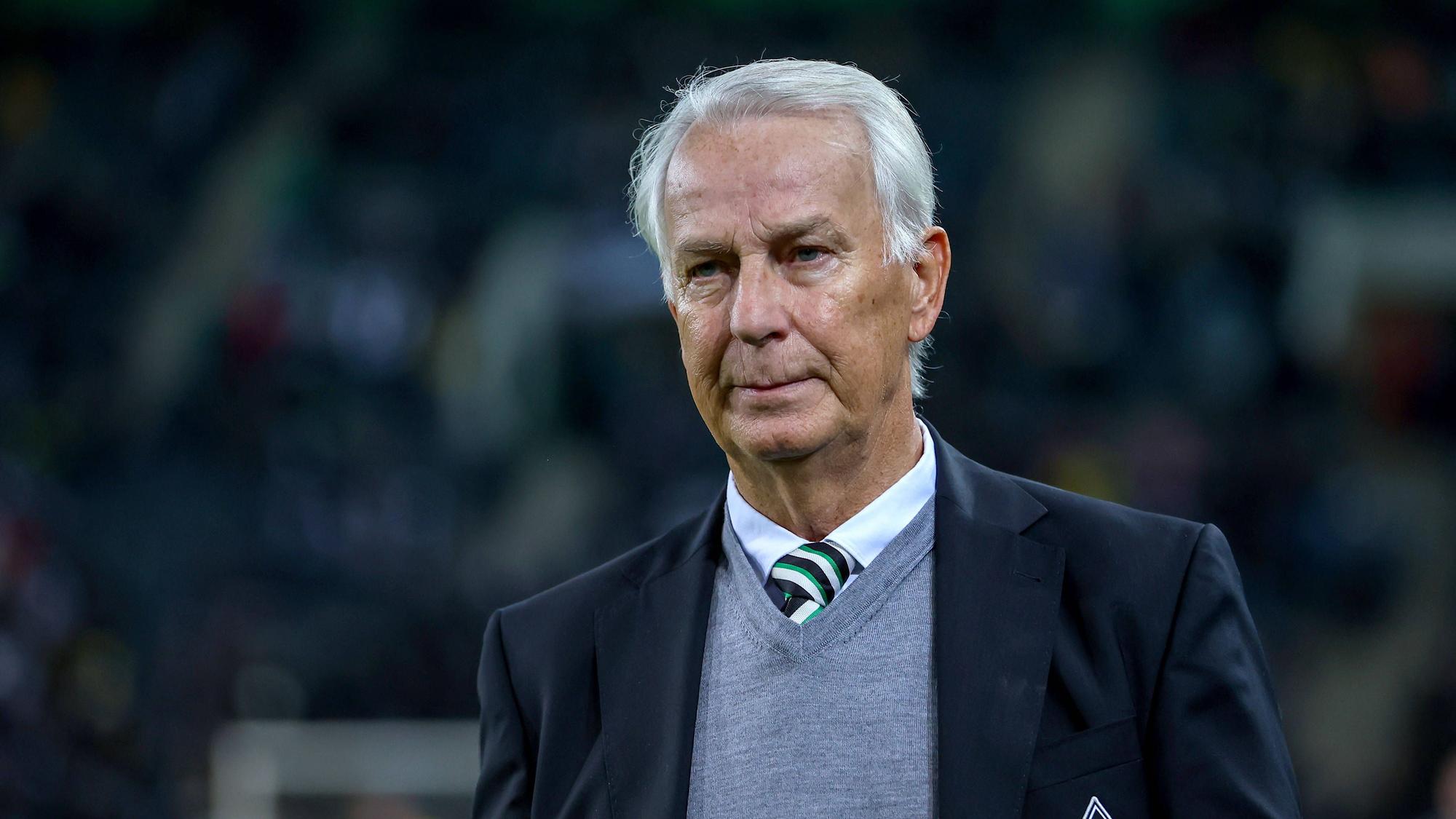 Rainer Bonhof beim Spiel von Borussia Mönchengladbach im Stadion.