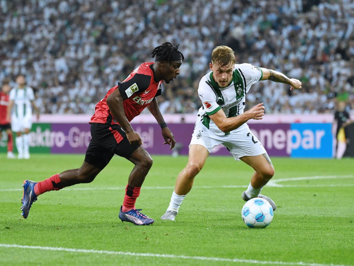 Bayer Leverkusens Jeremie Frimpong geht im Zeikampf an Borussia Mönchengladbachs Luca Netz vorbei.