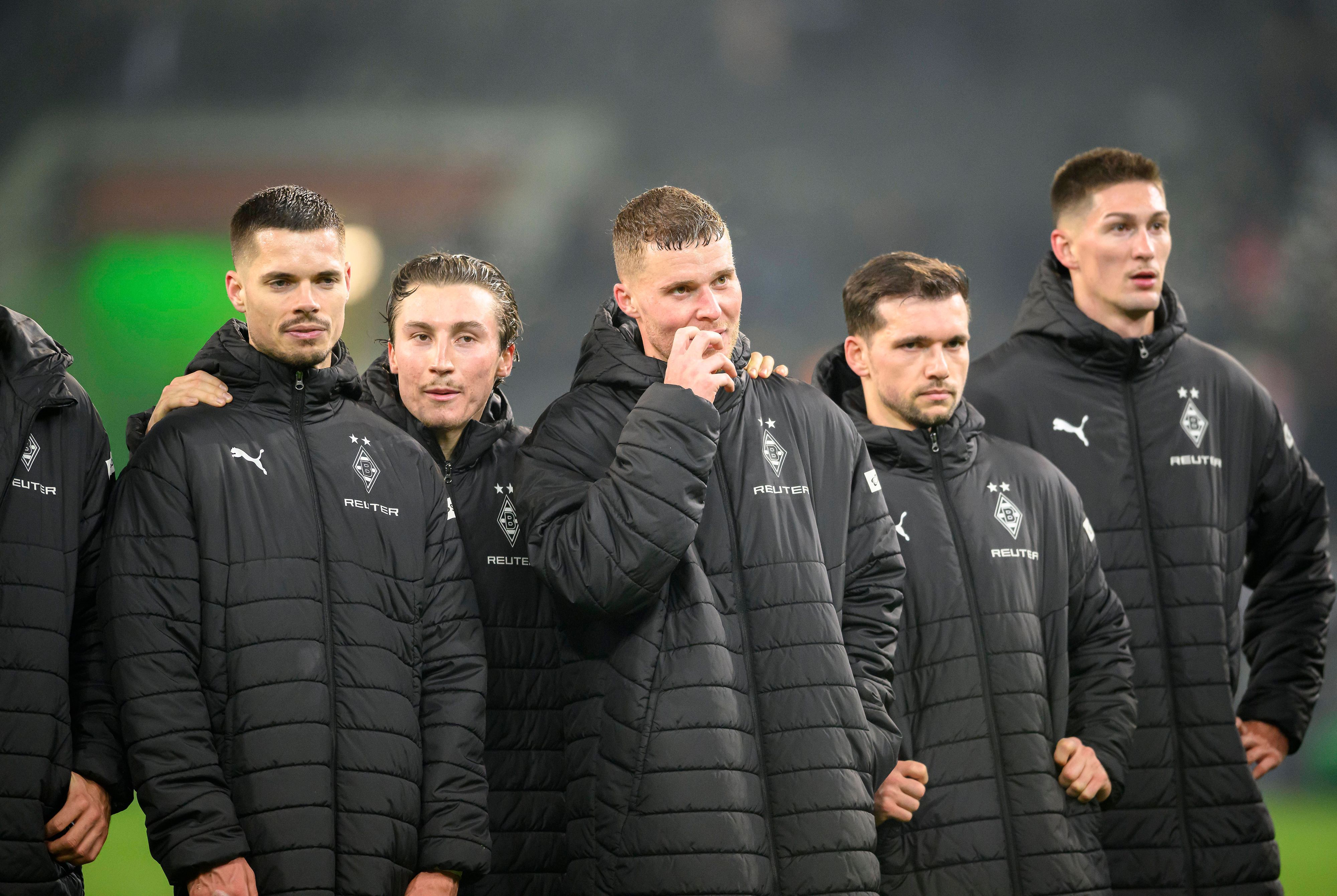 Enttäuschte Spieler von Borussia Mönchengladbach bedanken sich bei den Fans.