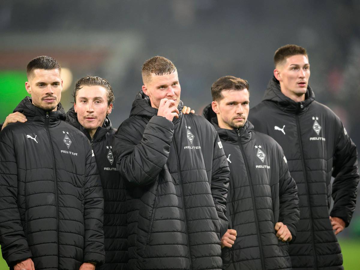 Enttäuschte Spieler von Borussia Mönchengladbach bedanken sich bei den Fans.
