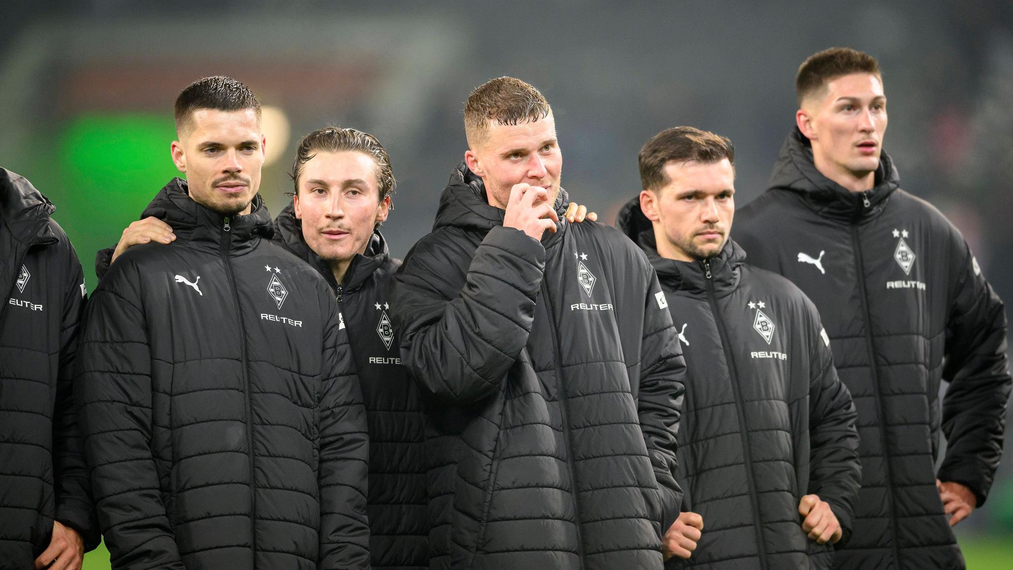 Enttäuschte Spieler von Borussia Mönchengladbach bedanken sich bei den Fans.