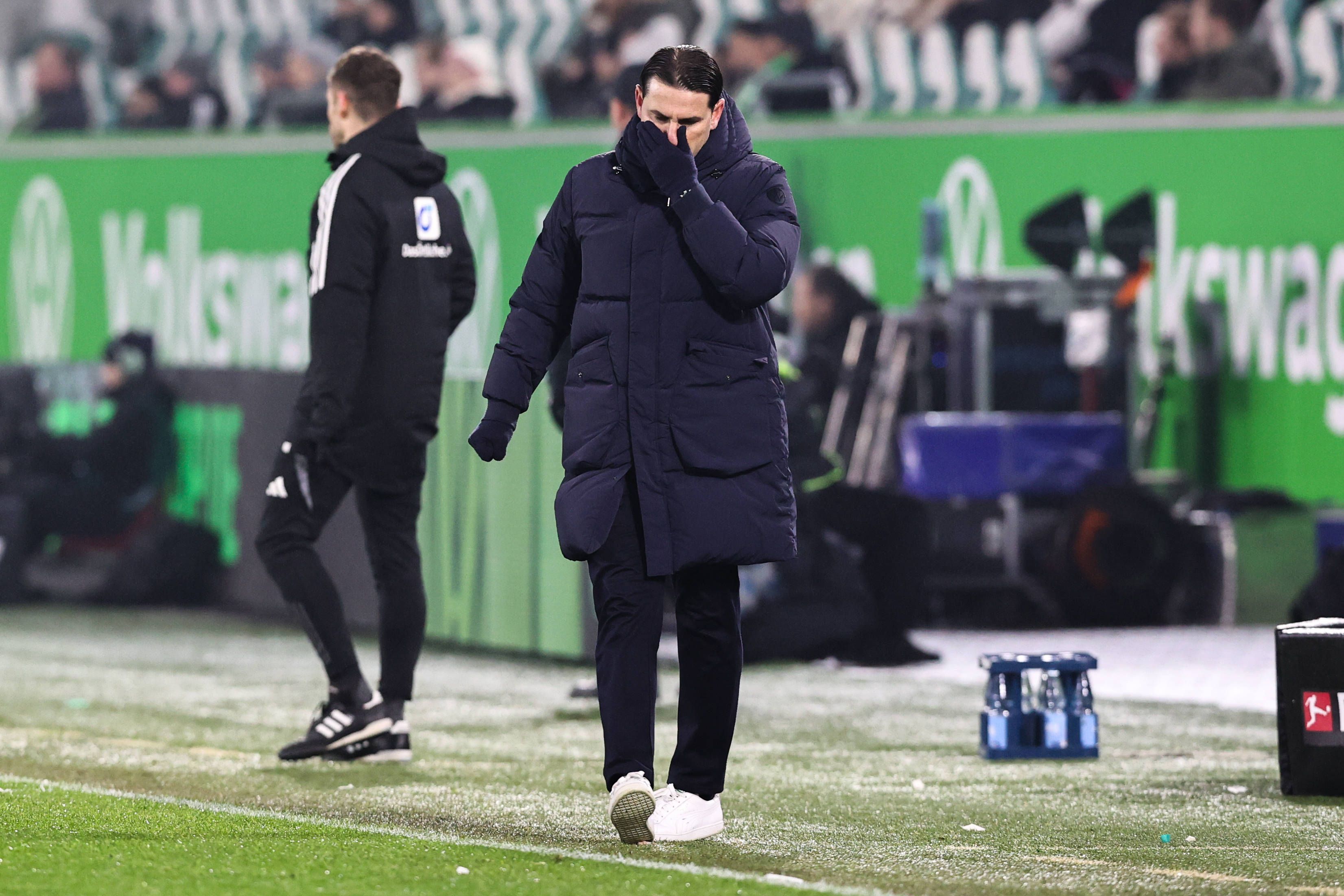 Gerardo Seoane hält seine Hand vors Gesicht.