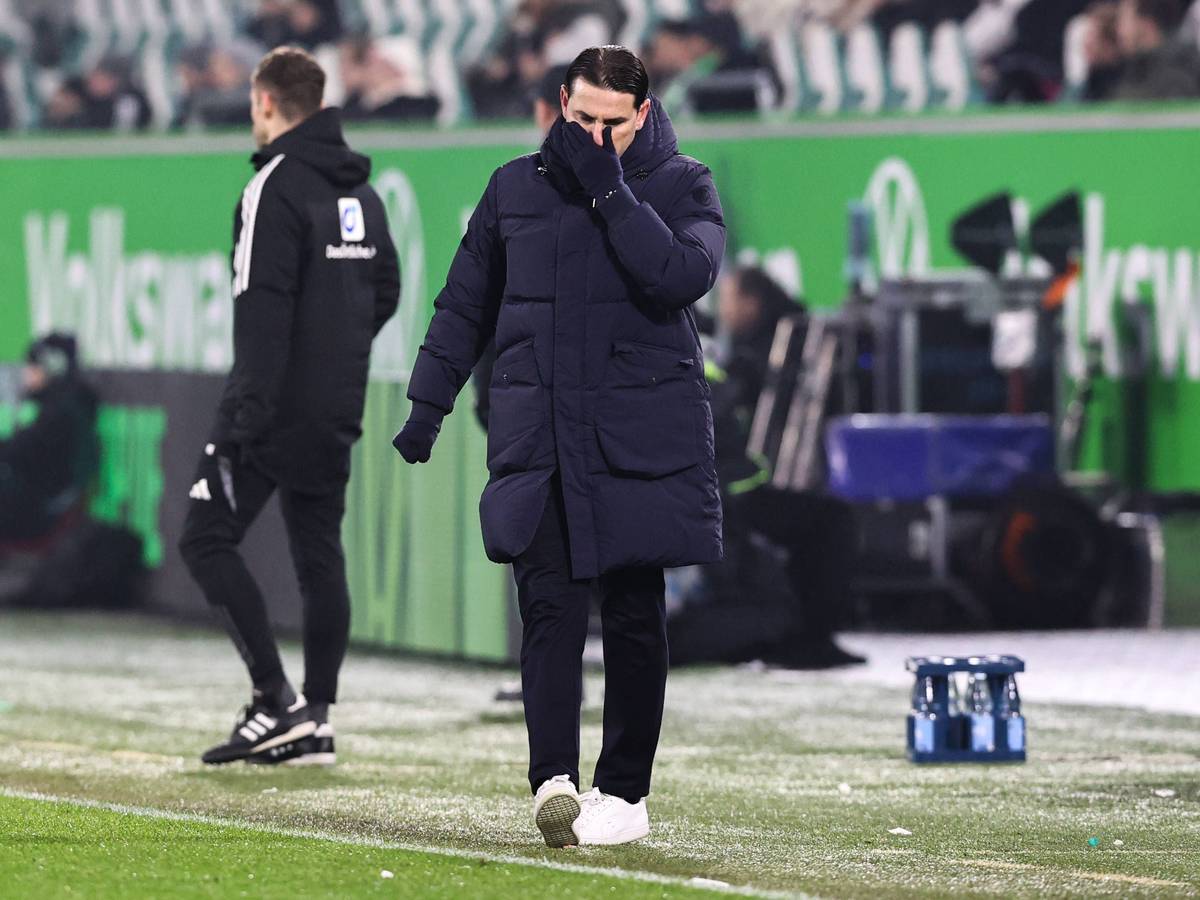 Gerardo Seoane hält seine Hand vors Gesicht.