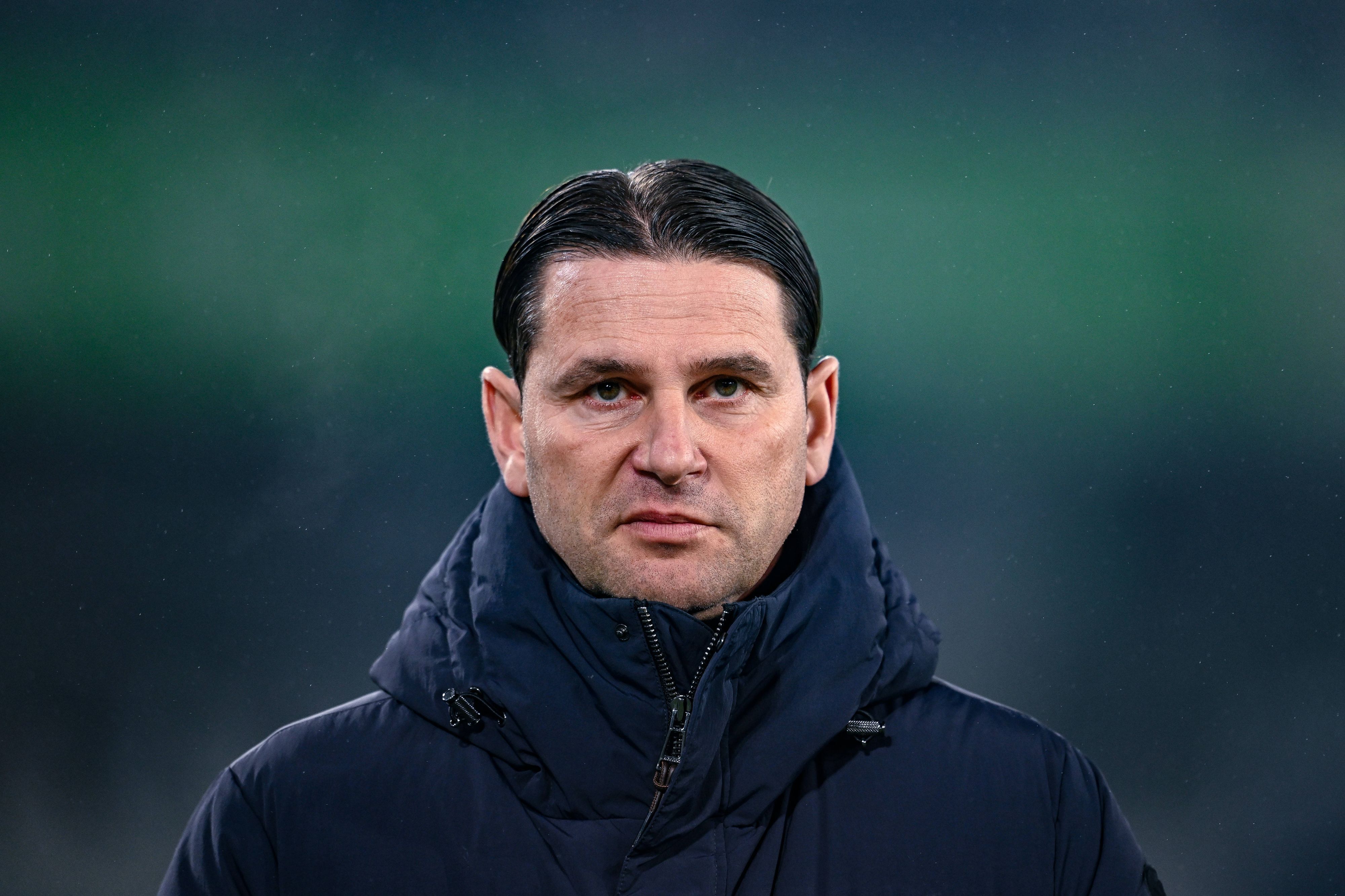 Borussia Mönchengladbachs Trainer Gerardo Seoane steht beim Bundesliga-Spiel in Wolfsburg im Stadion und verzieht das Gesicht.