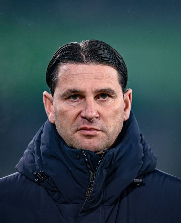 Borussia Mönchengladbachs Trainer Gerardo Seoane steht beim Bundesliga-Spiel in Wolfsburg im Stadion und verzieht das Gesicht.