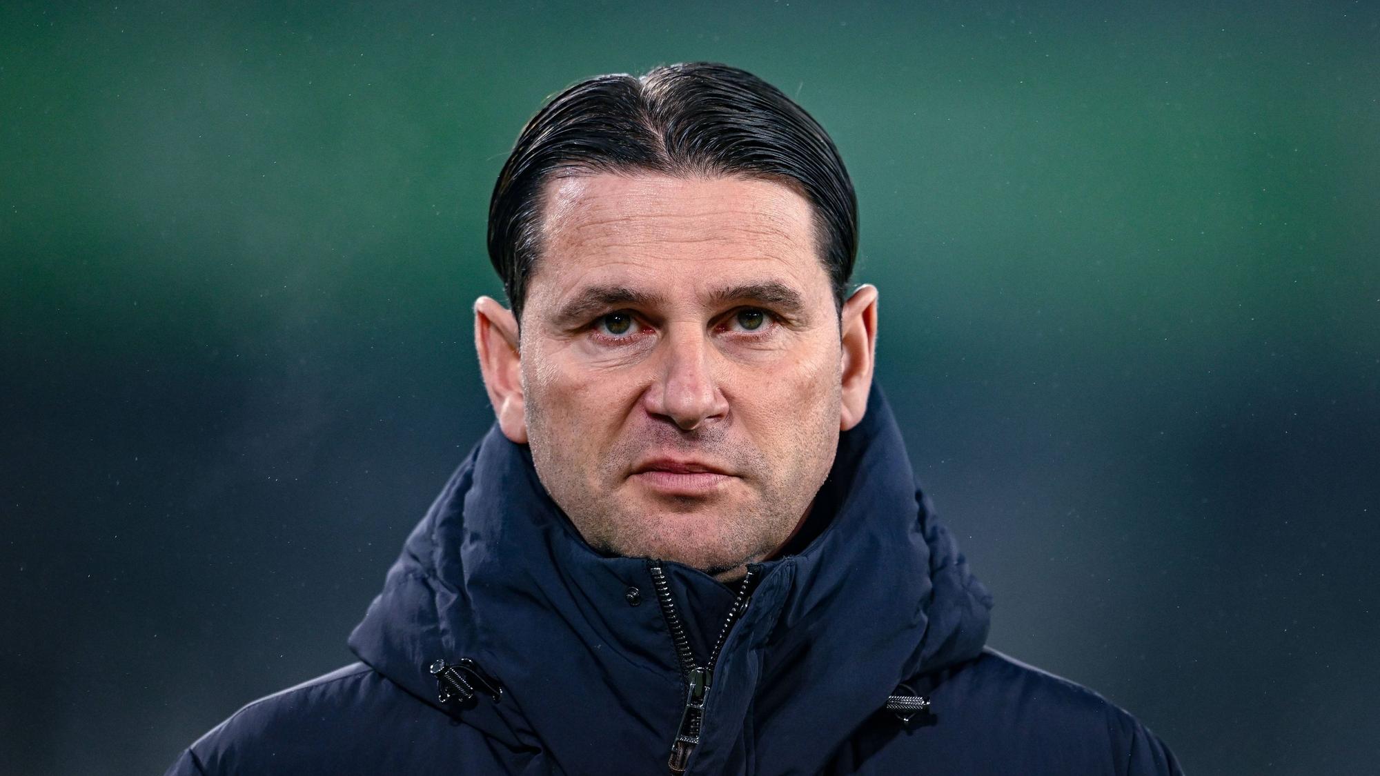 Borussia Mönchengladbachs Trainer Gerardo Seoane steht beim Bundesliga-Spiel in Wolfsburg im Stadion und verzieht das Gesicht.