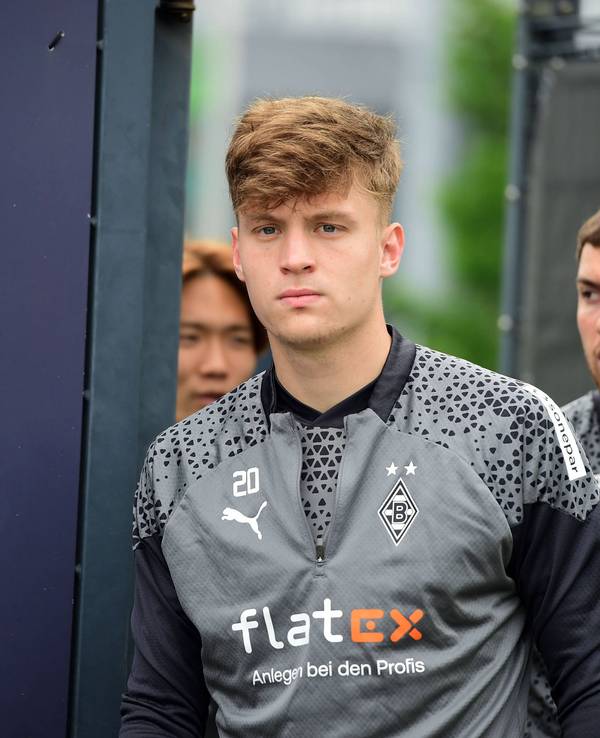Die Gladbach-Profis Luca Netz, Joe Scally und Ko Itakura laufen hintereinander auf den Trainingsplatz.