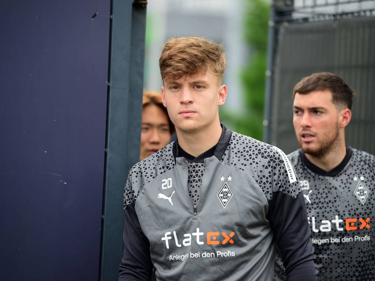 Die Gladbach-Profis Luca Netz, Joe Scally und Ko Itakura laufen hintereinander auf den Trainingsplatz.