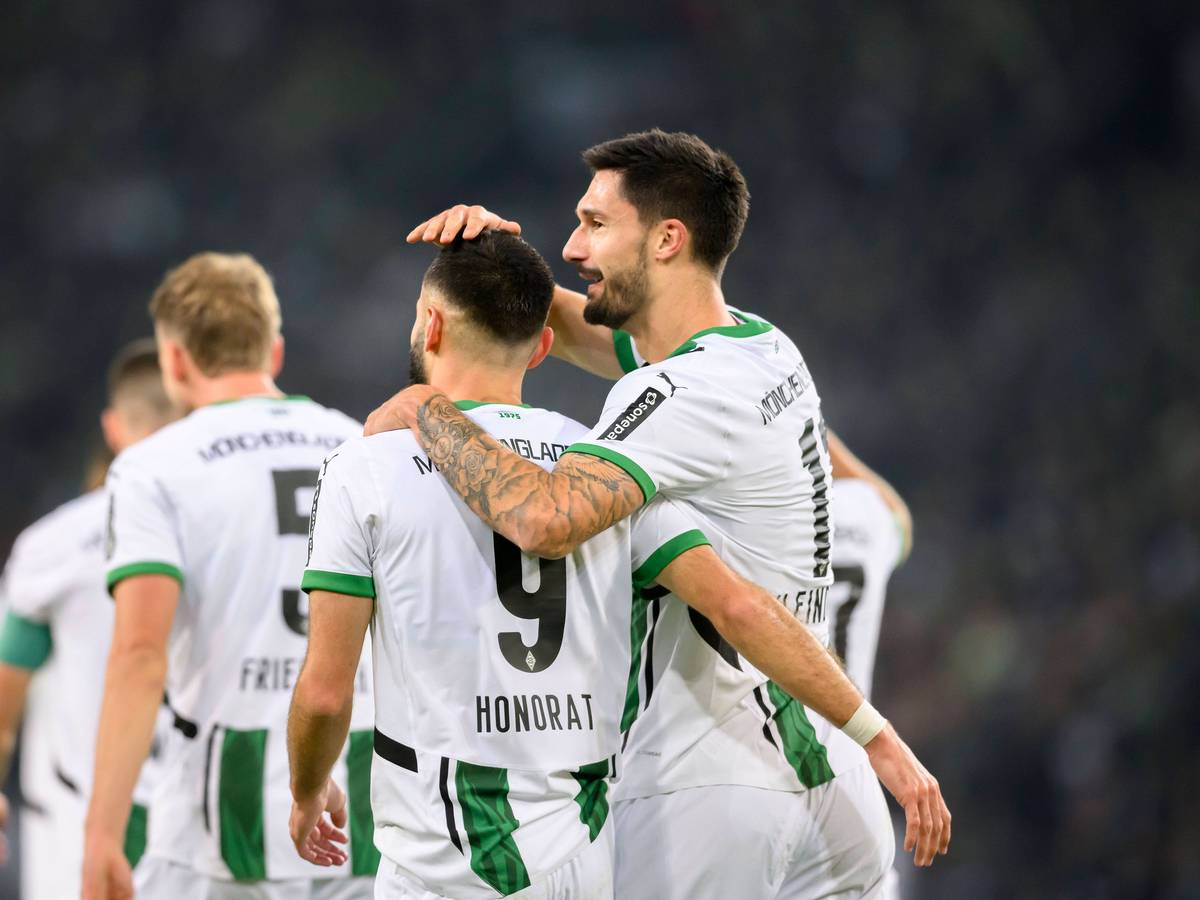 Die Gladbach-Profis Tim Kleindienst und Franck Honorat stehen im Bundesliga-Spiel gegen Werder Bremen Arm in Arm auf dem Platz.
