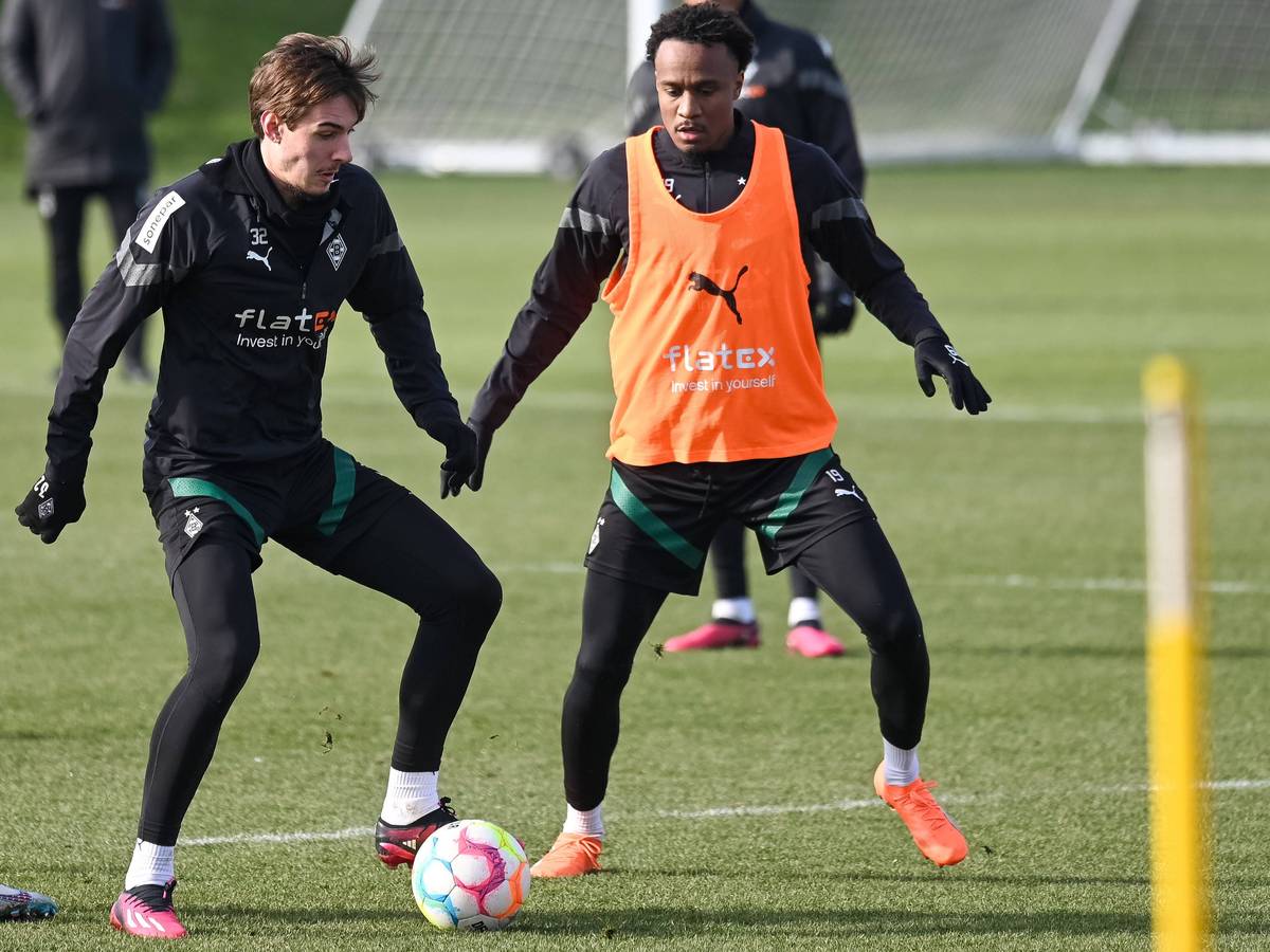 Florian Neuhaus und Nathan Ngoumou bei einem Trainingsspiel.