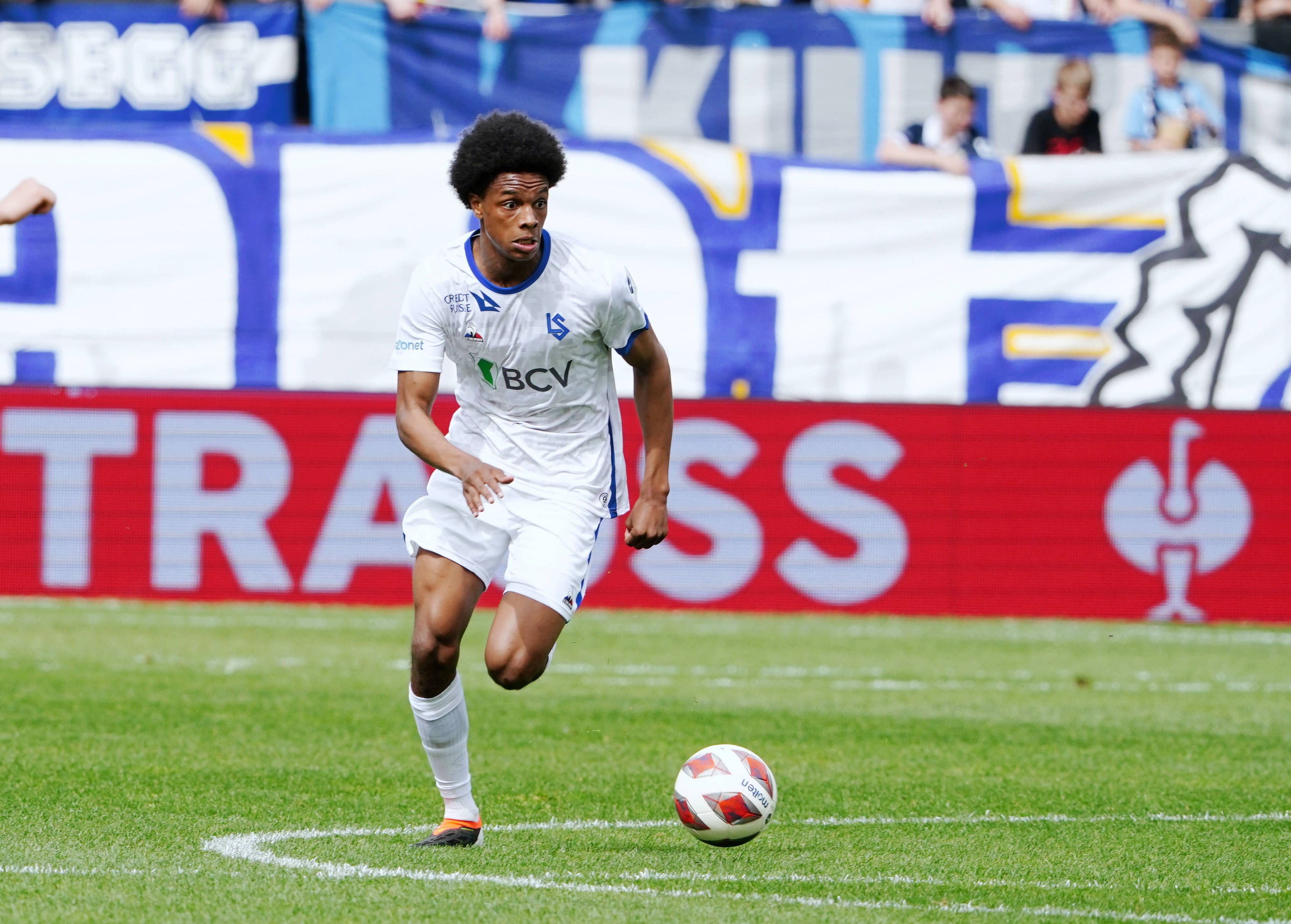 Alvyn Sanches dribbelt im weißen Lausanne-Trikot.