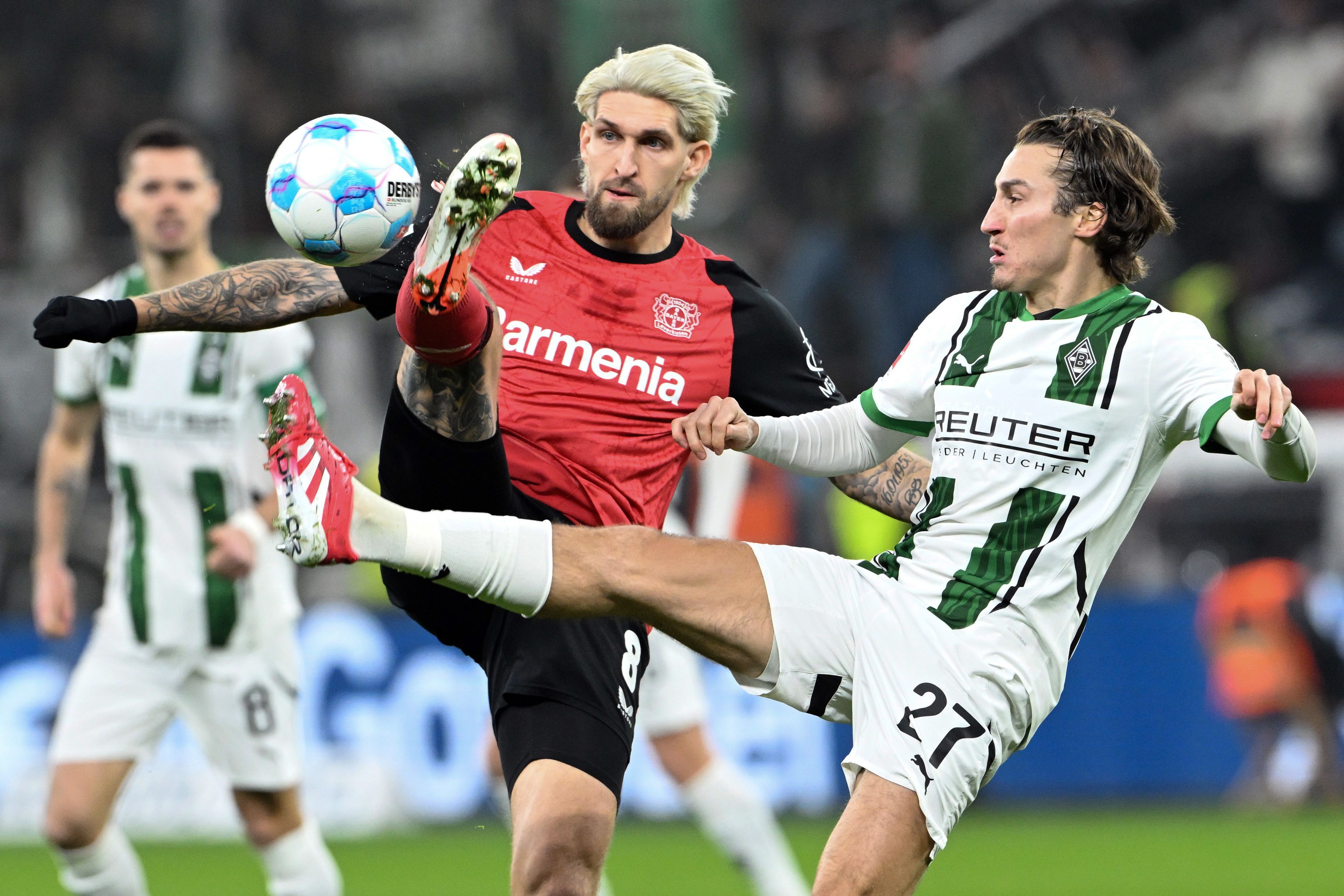 Bayer Leverkusens Robert Andrich und Borussia Mönchengladbachs Rocco Reitz kämpfen um den Ball.