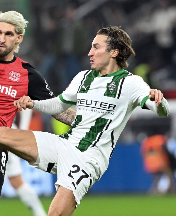 Bayer Leverkusens Robert Andrich und Borussia Mönchengladbachs Rocco Reitz kämpfen um den Ball.