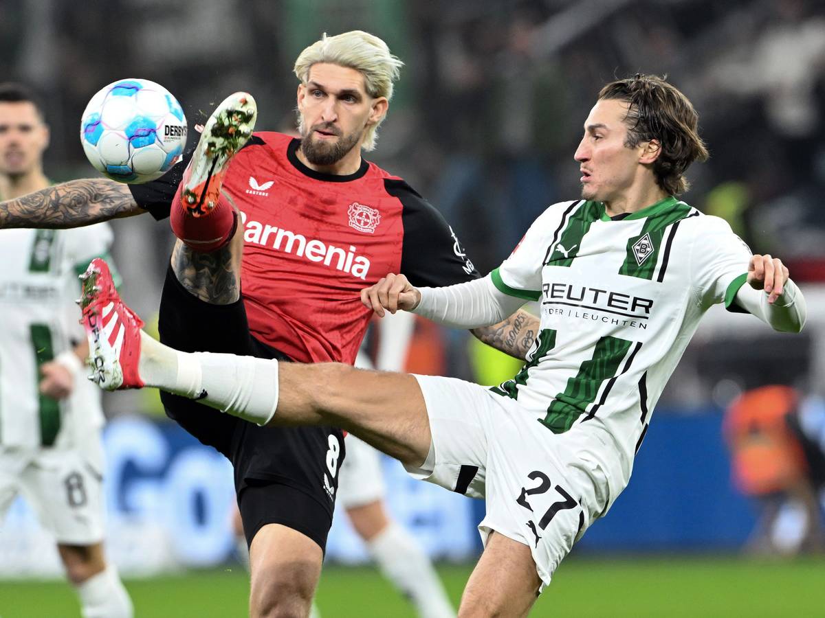 Bayer Leverkusens Robert Andrich und Borussia Mönchengladbachs Rocco Reitz kämpfen um den Ball.