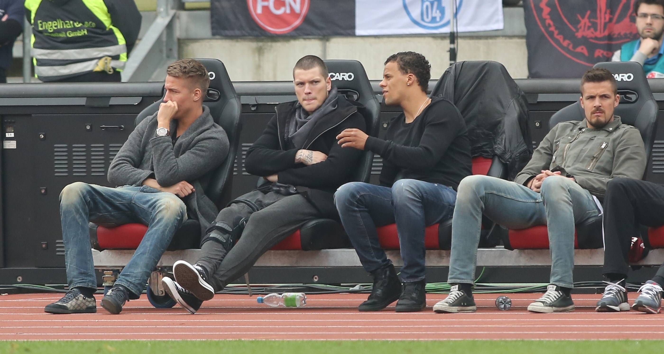 Spieler des 1. FC Nürnberg auf der Bank.