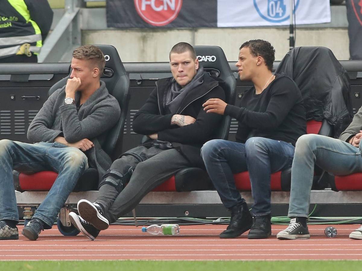 Spieler des 1. FC Nürnberg auf der Bank.