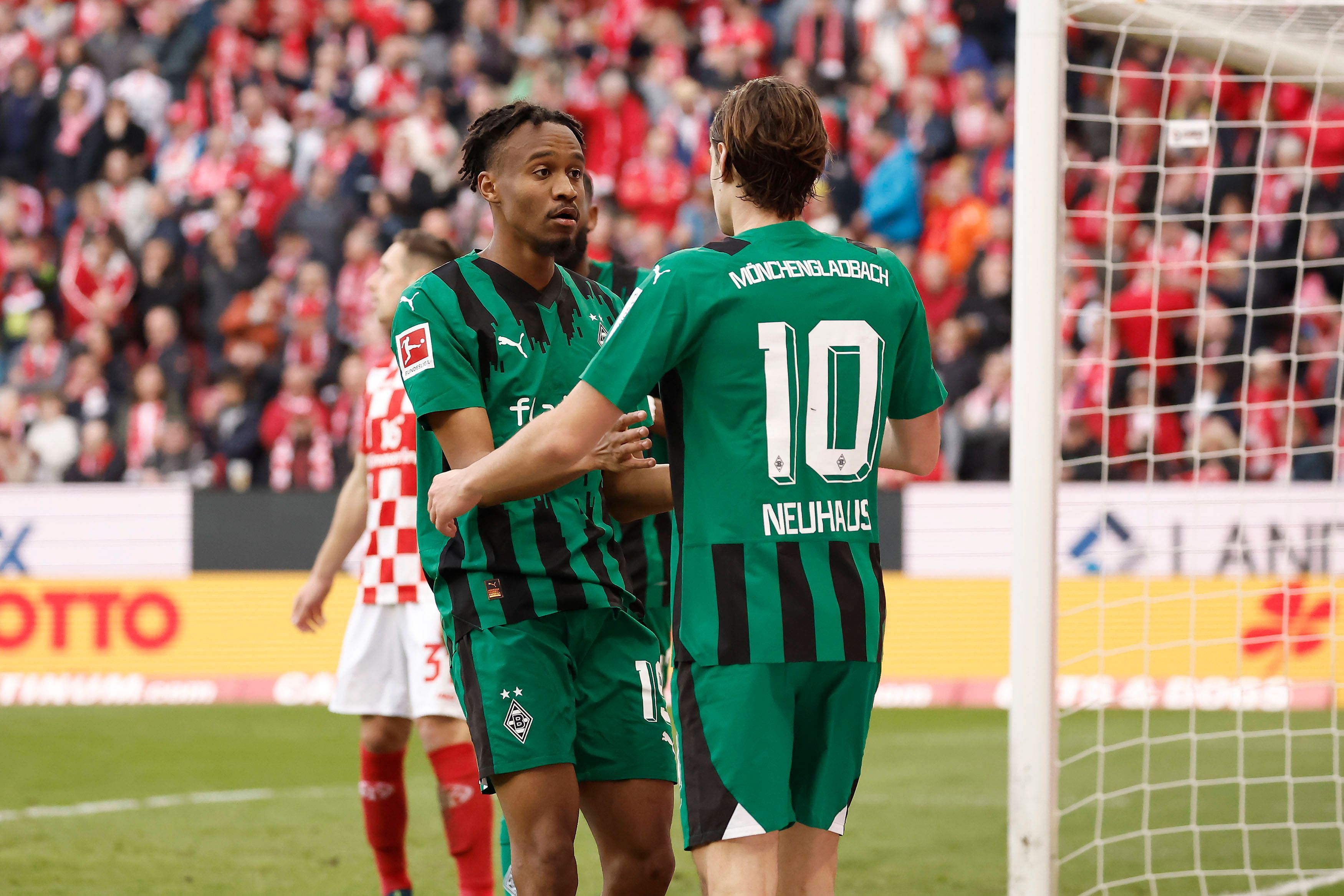 Nathan Ngoumou und Florian Neuhaus geben sich die Hand.