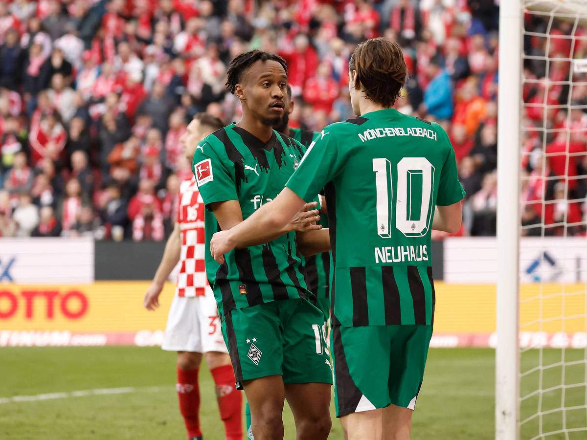 Nathan Ngoumou und Florian Neuhaus geben sich die Hand.