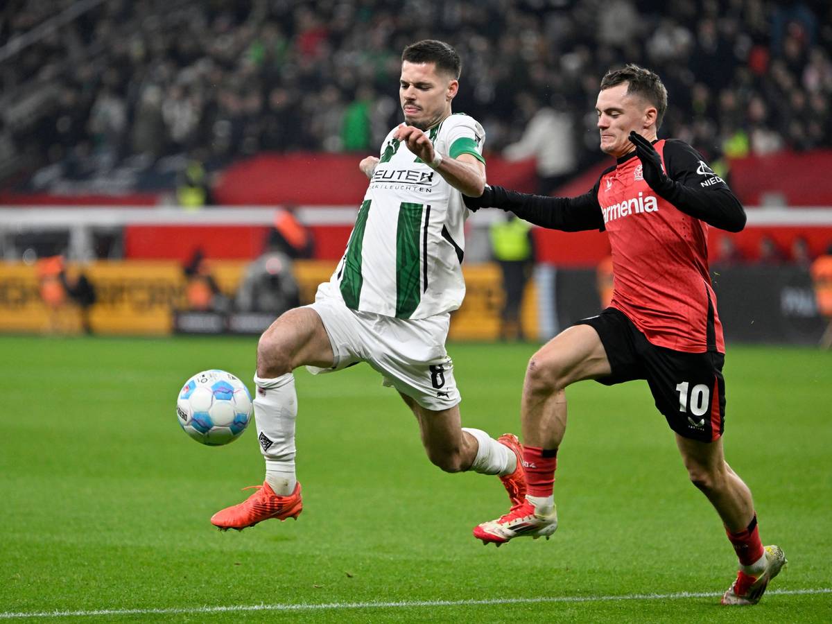 Bayer Leverkusens Florian Wirtz und Borussia Mönchengladbachs Julian Weigl kämpfen um den Ball.