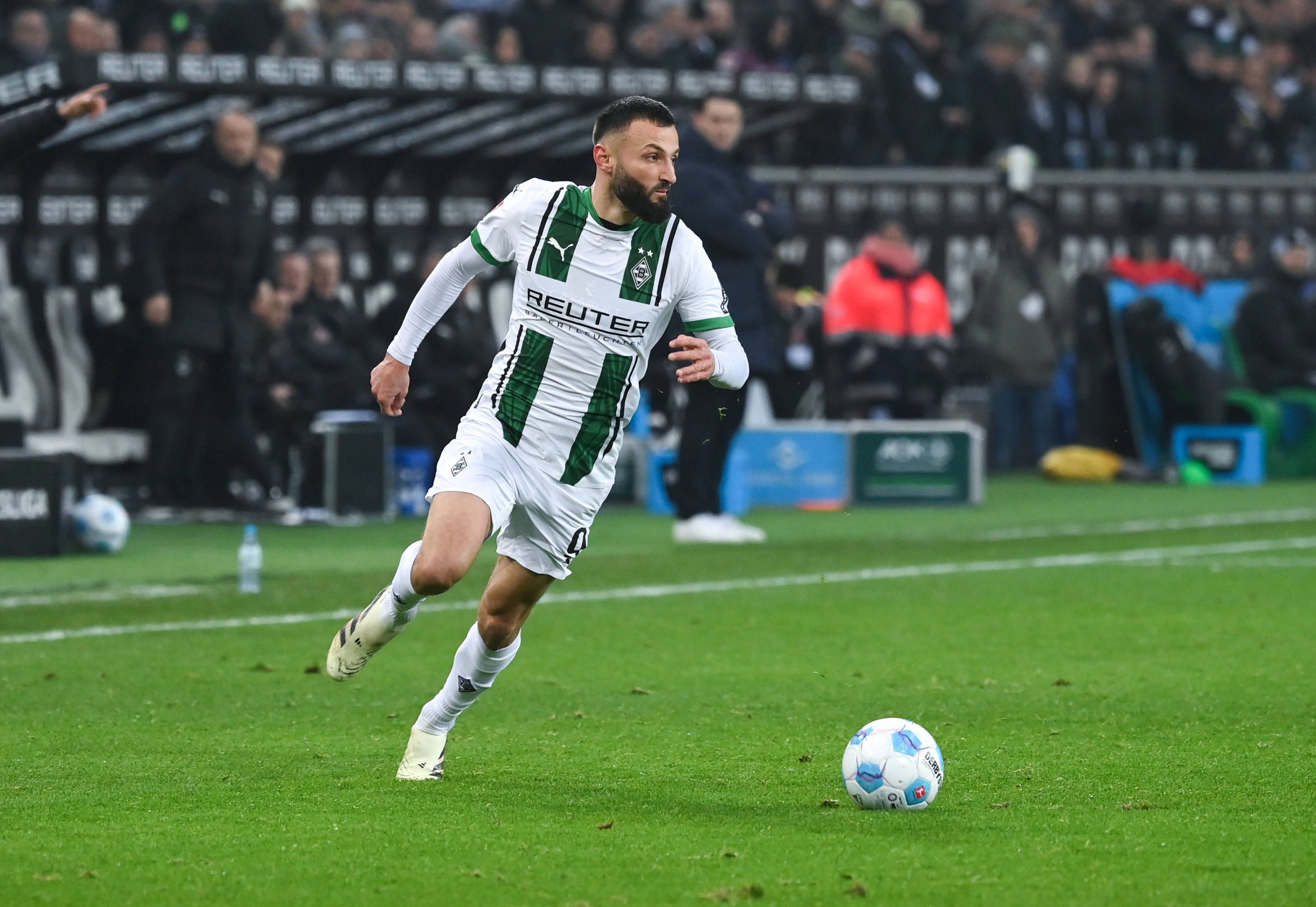 Borussia Mönchengladbachs Franck Honorat führt den Ball im Bundesliga-Spiel gegen Holstein Kiel.