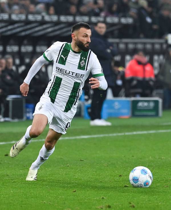 Borussia Mönchengladbachs Franck Honorat führt den Ball im Bundesliga-Spiel gegen Holstein Kiel.