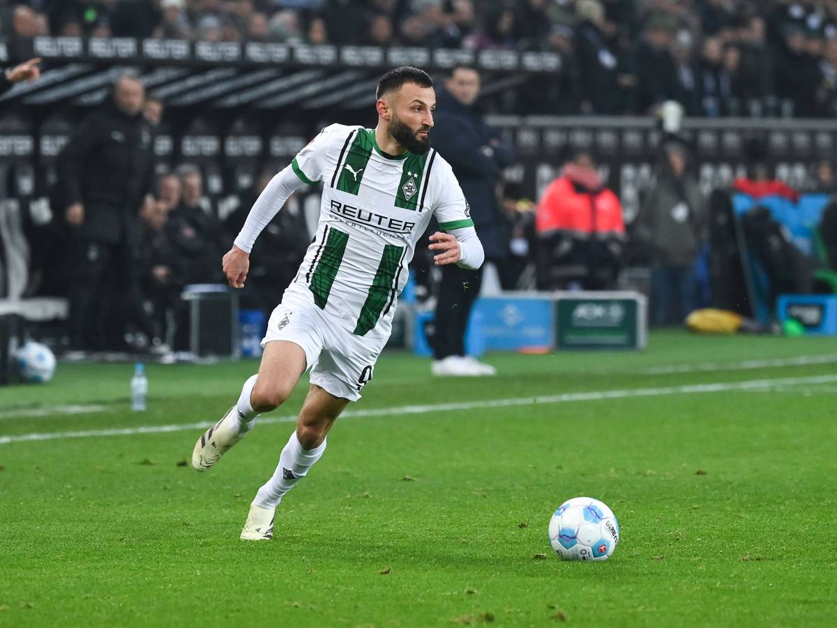 Borussia Mönchengladbachs Franck Honorat führt den Ball im Bundesliga-Spiel gegen Holstein Kiel.