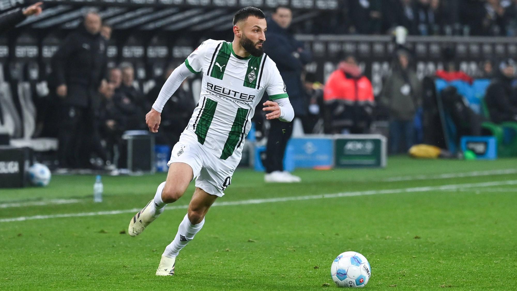 Borussia Mönchengladbachs Franck Honorat führt den Ball im Bundesliga-Spiel gegen Holstein Kiel.