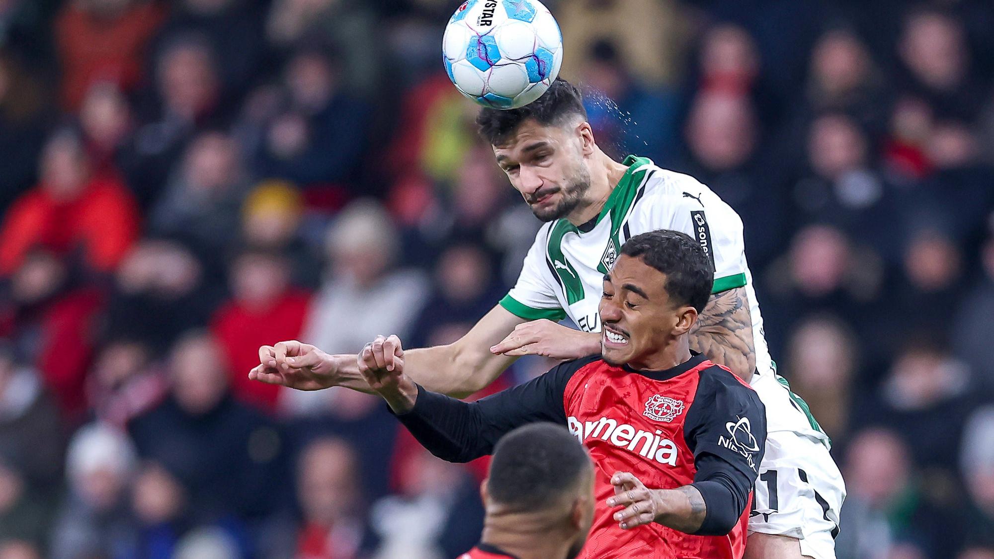 Tim Kleindienst im Kopfball-Duell mit Arthur.