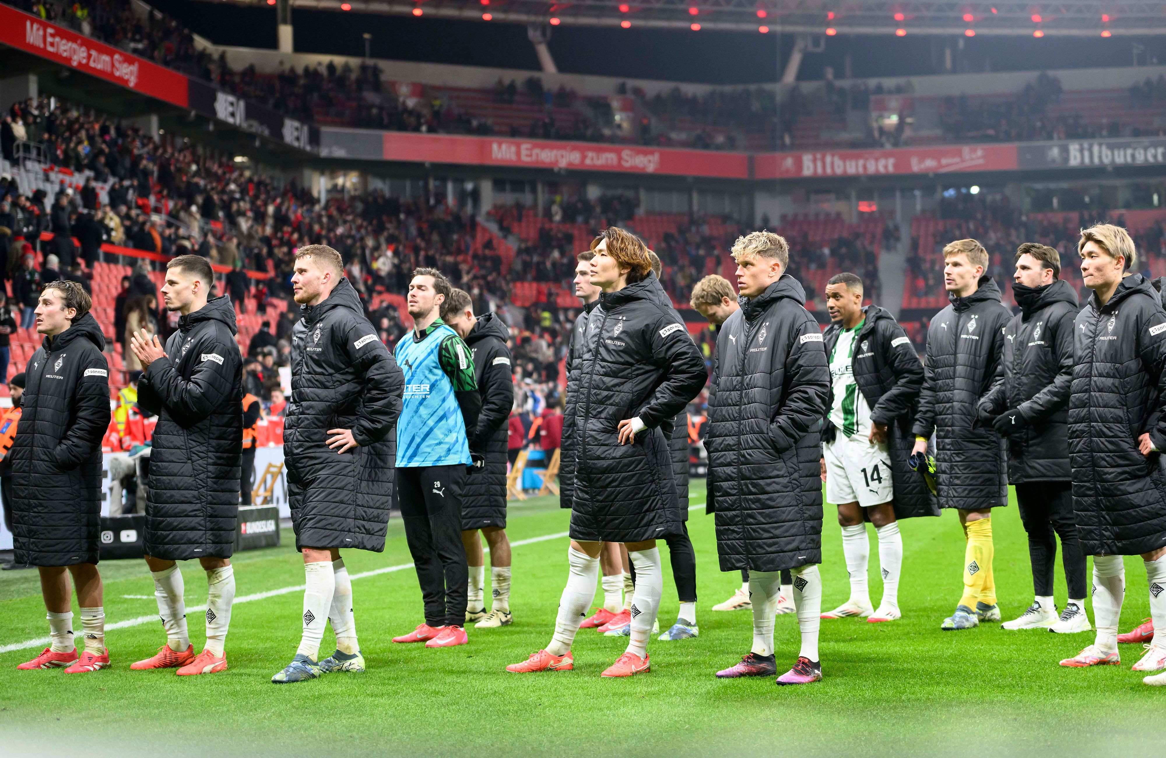 Enttäuschte Spieler von Borussia Mönchengladbach bei den Fans.
