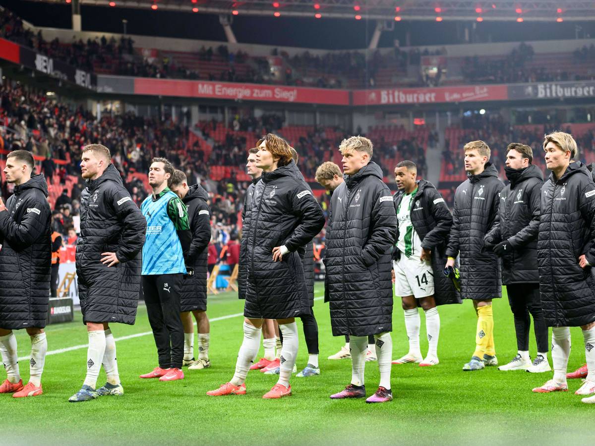 Enttäuschte Spieler von Borussia Mönchengladbach bei den Fans.