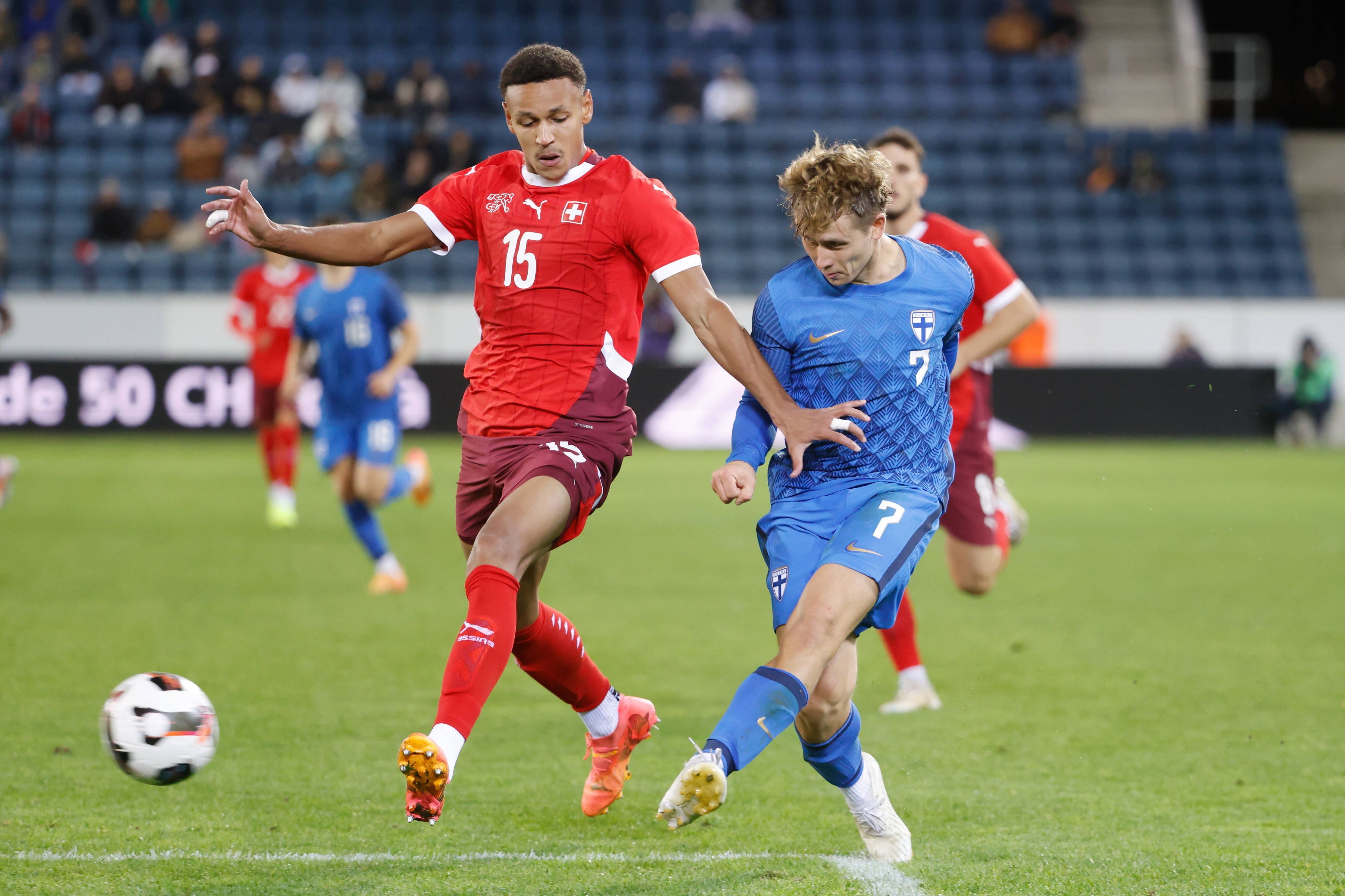 Luca Jaquez im Zweikampf im Schweiz-Trikot.