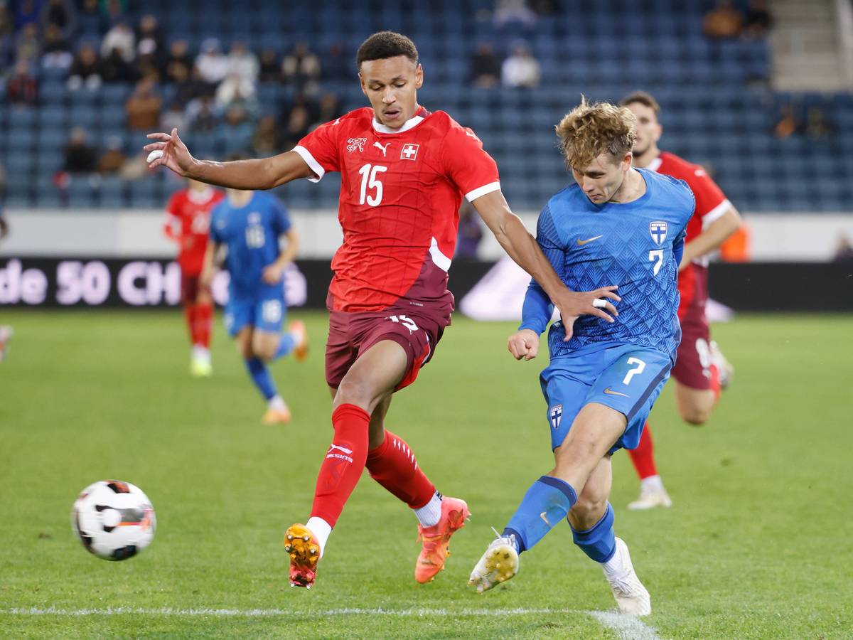 Luca Jaquez im Zweikampf im Schweiz-Trikot.