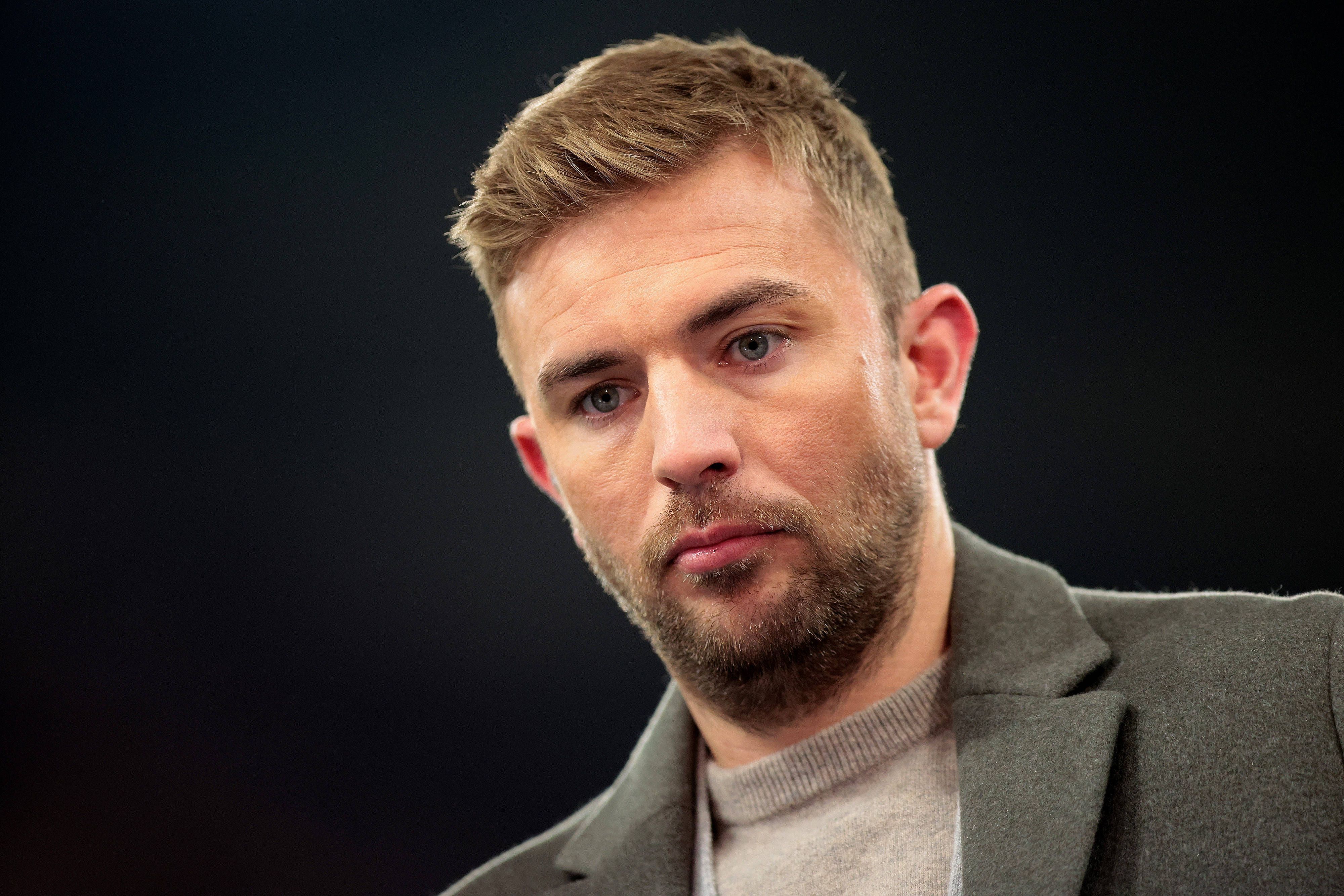 TV-Experte Christoph Kramer schaut während des Champions-League-Spiels Schachtar Donezk gegen den FC Bayern München nach unten.