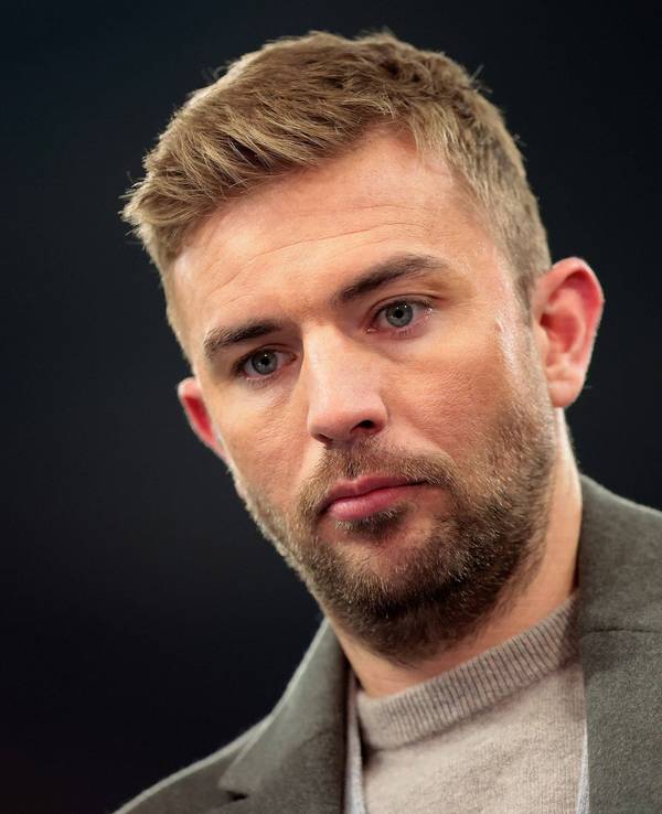 TV-Experte Christoph Kramer schaut während des Champions-League-Spiels Schachtar Donezk gegen den FC Bayern München nach unten.
