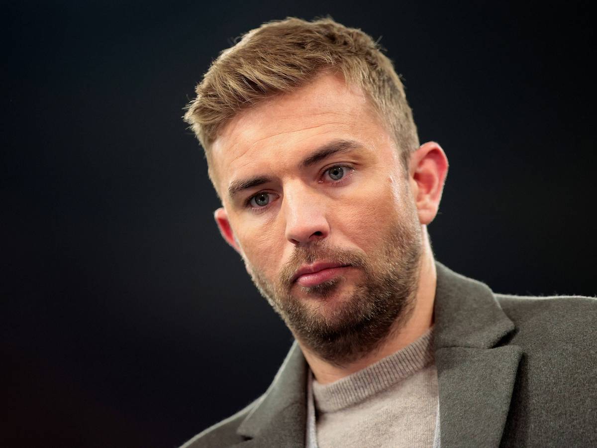 TV-Experte Christoph Kramer schaut während des Champions-League-Spiels Schachtar Donezk gegen den FC Bayern München nach unten.