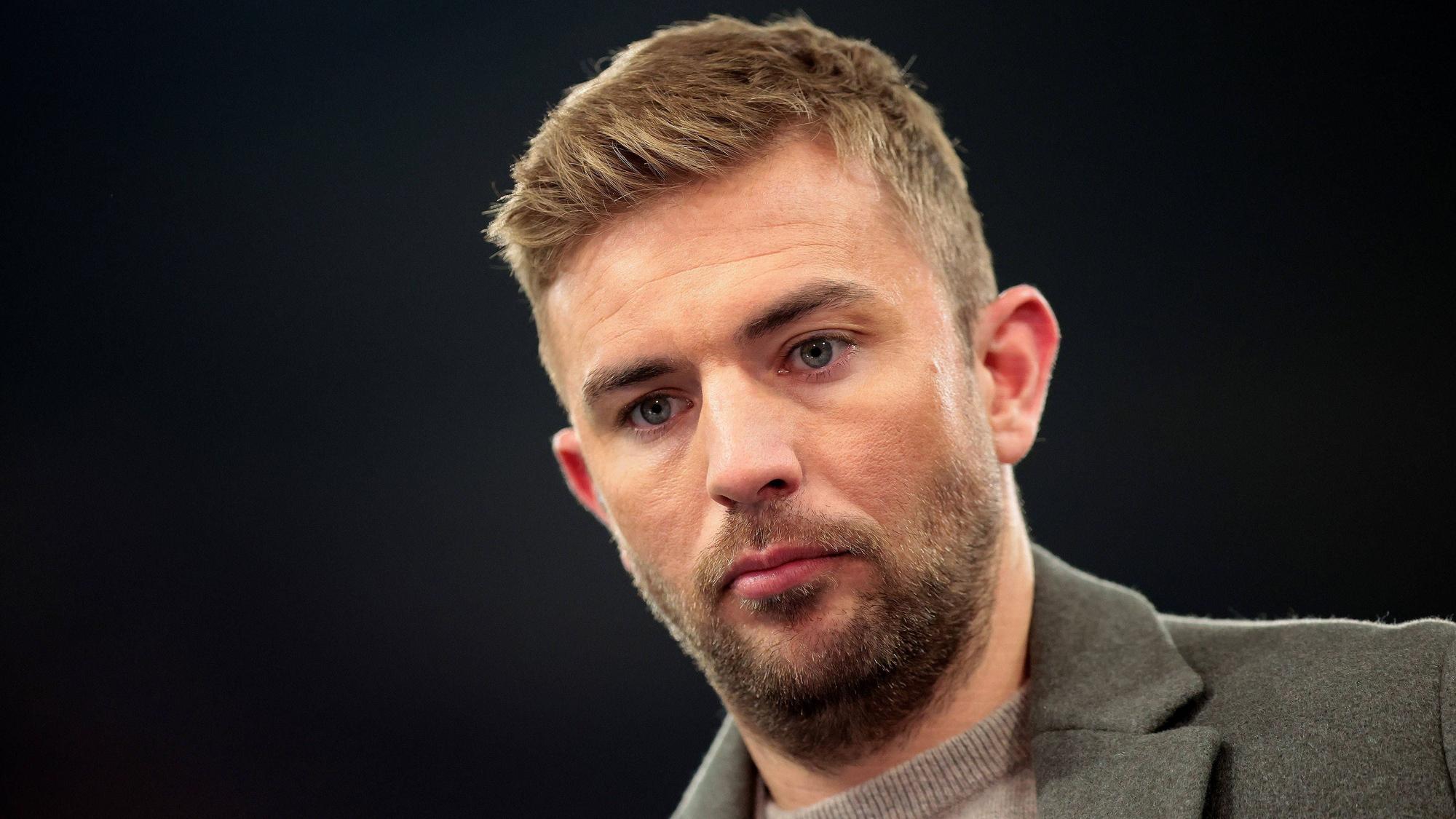 TV-Experte Christoph Kramer schaut während des Champions-League-Spiels Schachtar Donezk gegen den FC Bayern München nach unten.