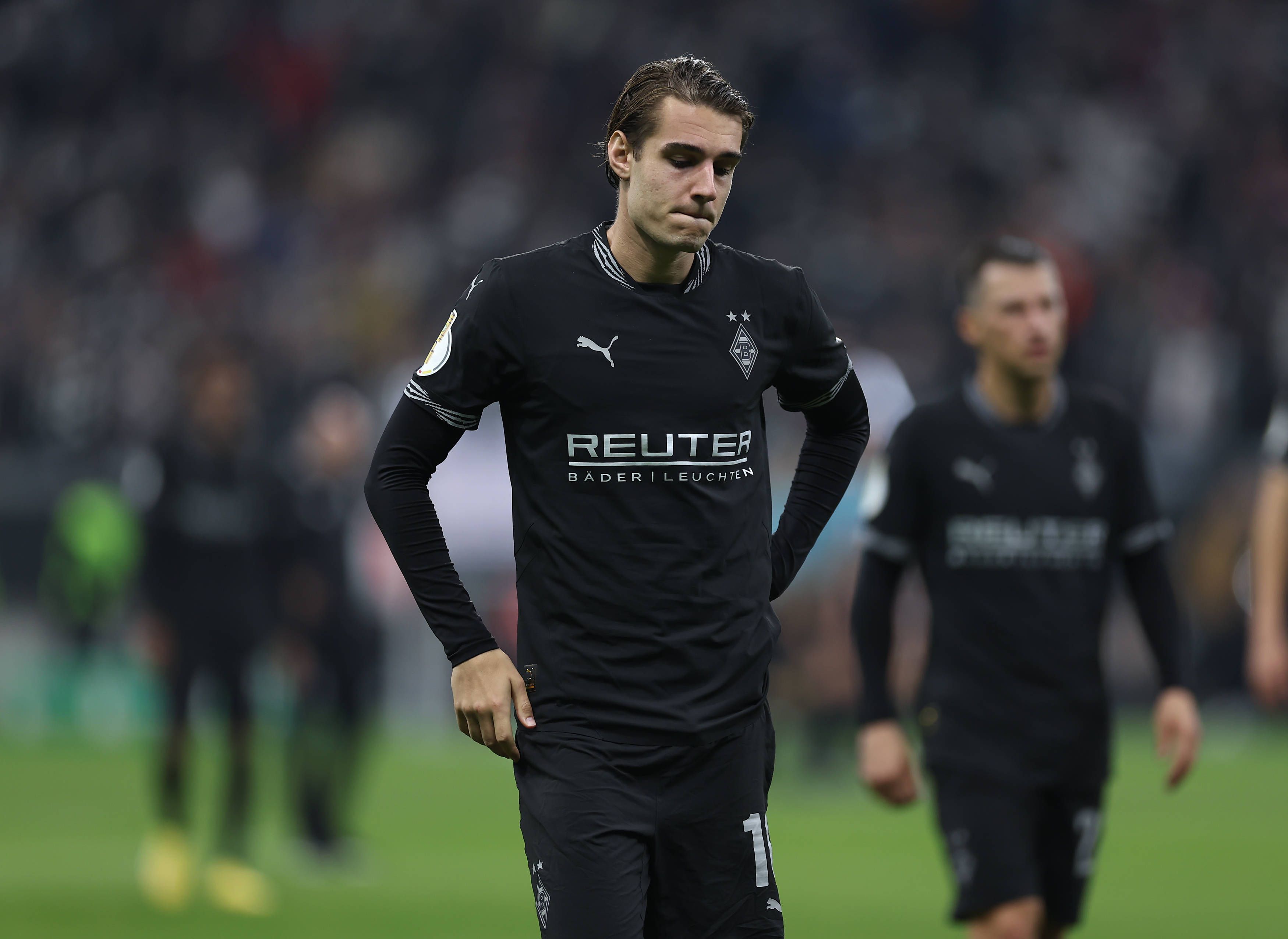 Borussia Mönchengladbachs Florian Neuhaus steht nach dem DFB-Pokalspiel bei Eintracht Frankfurt enttäuscht auf dem Platz.