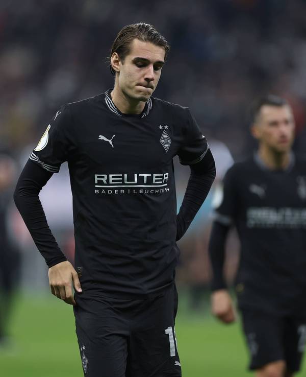Borussia Mönchengladbachs Florian Neuhaus steht nach dem DFB-Pokalspiel bei Eintracht Frankfurt enttäuscht auf dem Platz.