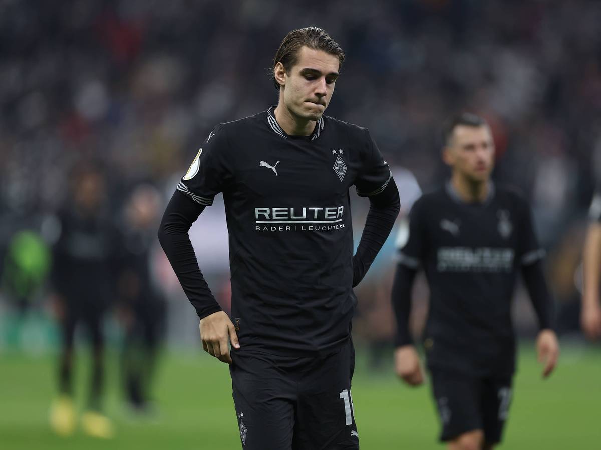 Borussia Mönchengladbachs Florian Neuhaus steht nach dem DFB-Pokalspiel bei Eintracht Frankfurt enttäuscht auf dem Platz.