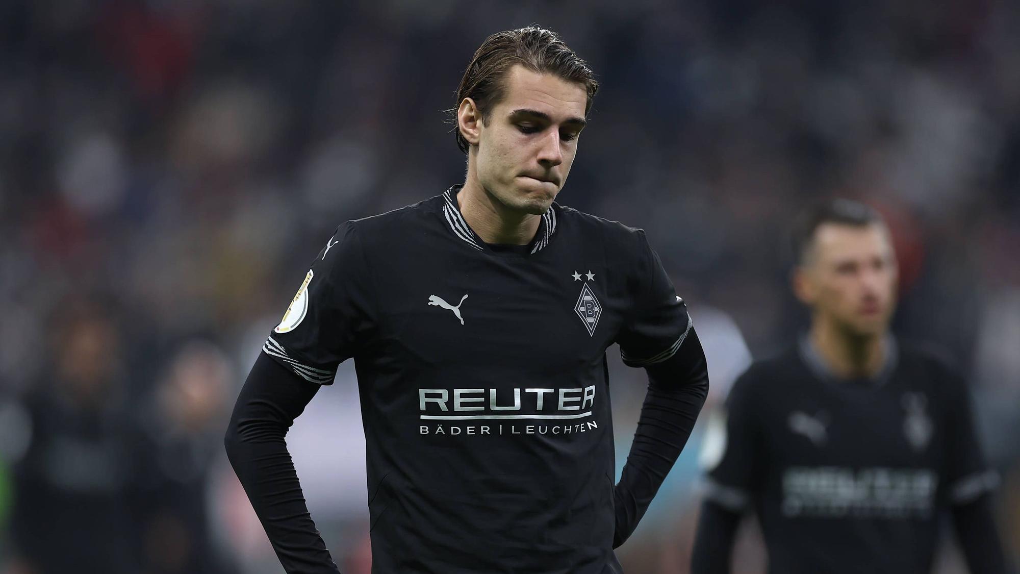 Borussia Mönchengladbachs Florian Neuhaus steht nach dem DFB-Pokalspiel bei Eintracht Frankfurt enttäuscht auf dem Platz.