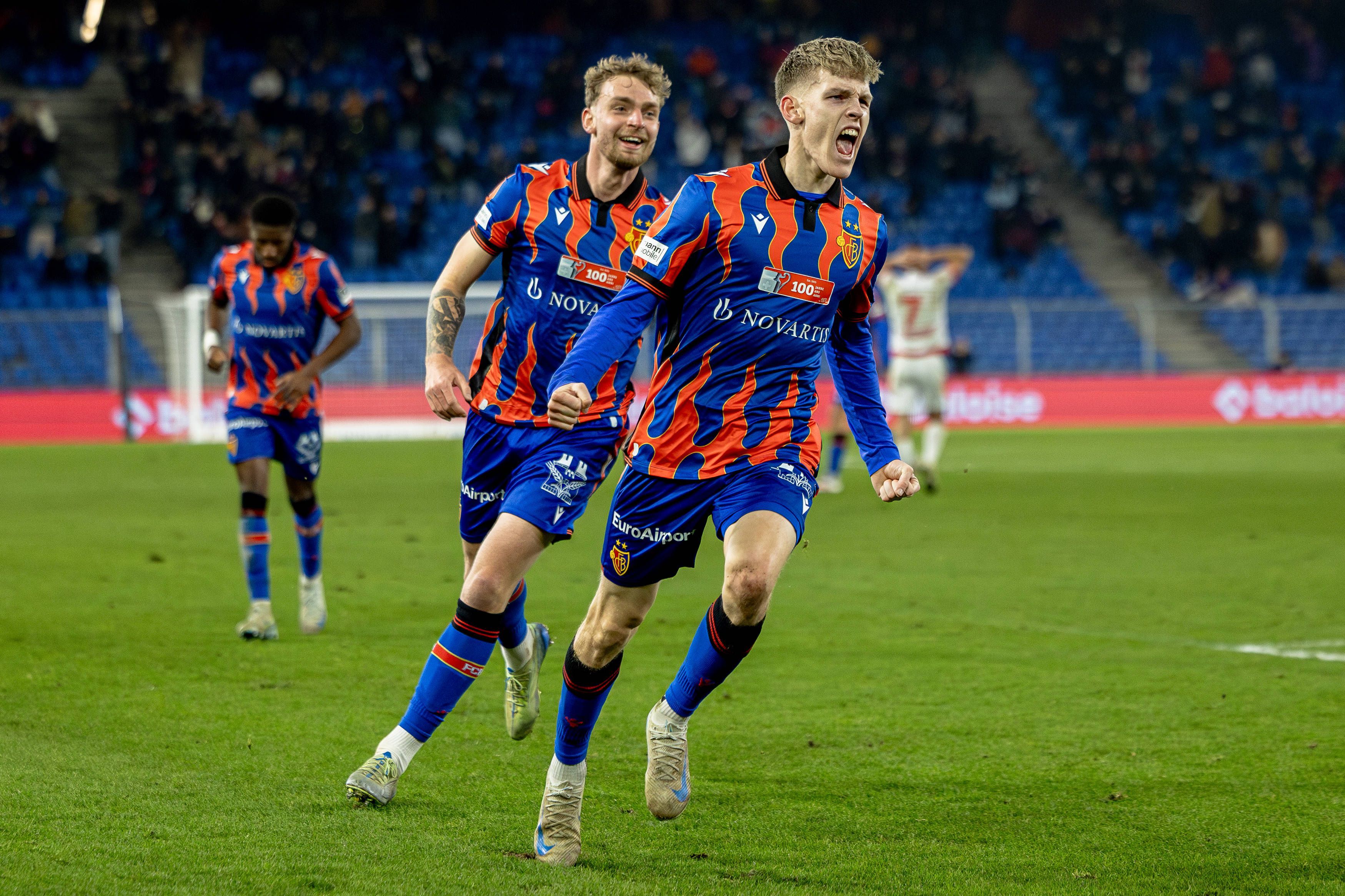 Die Basel-Profis Philipp Kresnik jubelt mit seinem Teamkollegen und Torschützen Anton Kade im Pokalspiel gegen den FC Sion.