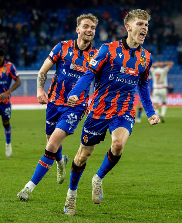 Die Basel-Profis Philipp Kresnik jubelt mit seinem Teamkollegen und Torschützen Anton Kade im Pokalspiel gegen den FC Sion.