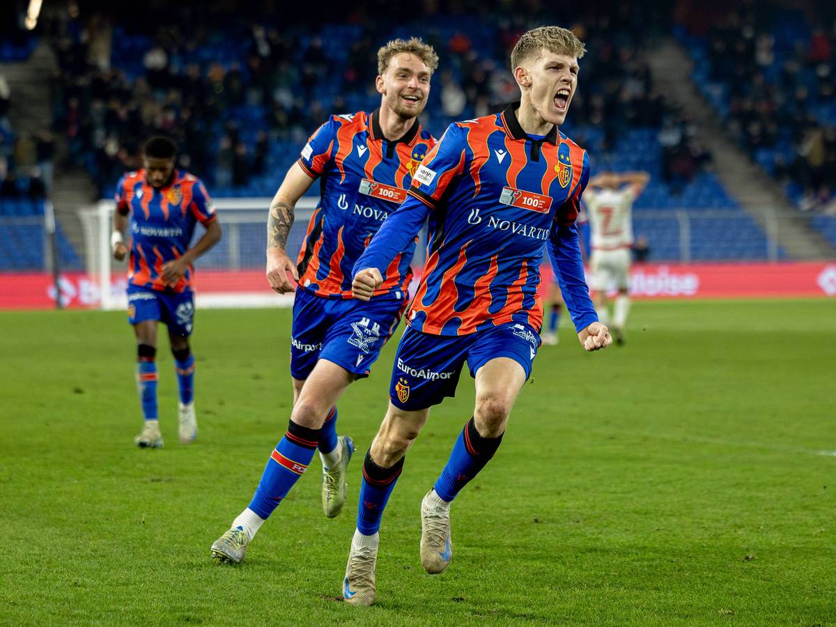Die Basel-Profis Philipp Kresnik jubelt mit seinem Teamkollegen und Torschützen Anton Kade im Pokalspiel gegen den FC Sion.