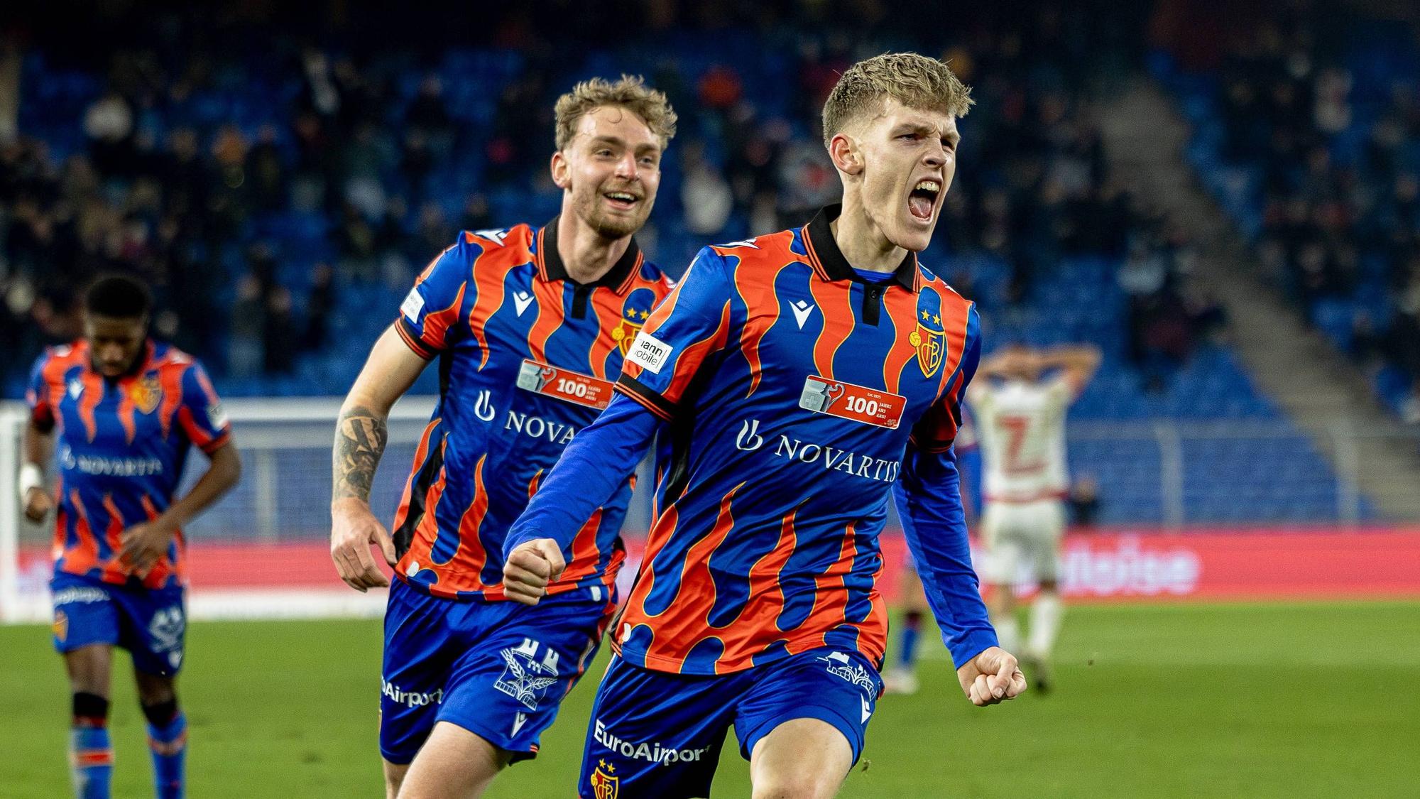 Die Basel-Profis Philipp Kresnik jubelt mit seinem Teamkollegen und Torschützen Anton Kade im Pokalspiel gegen den FC Sion.