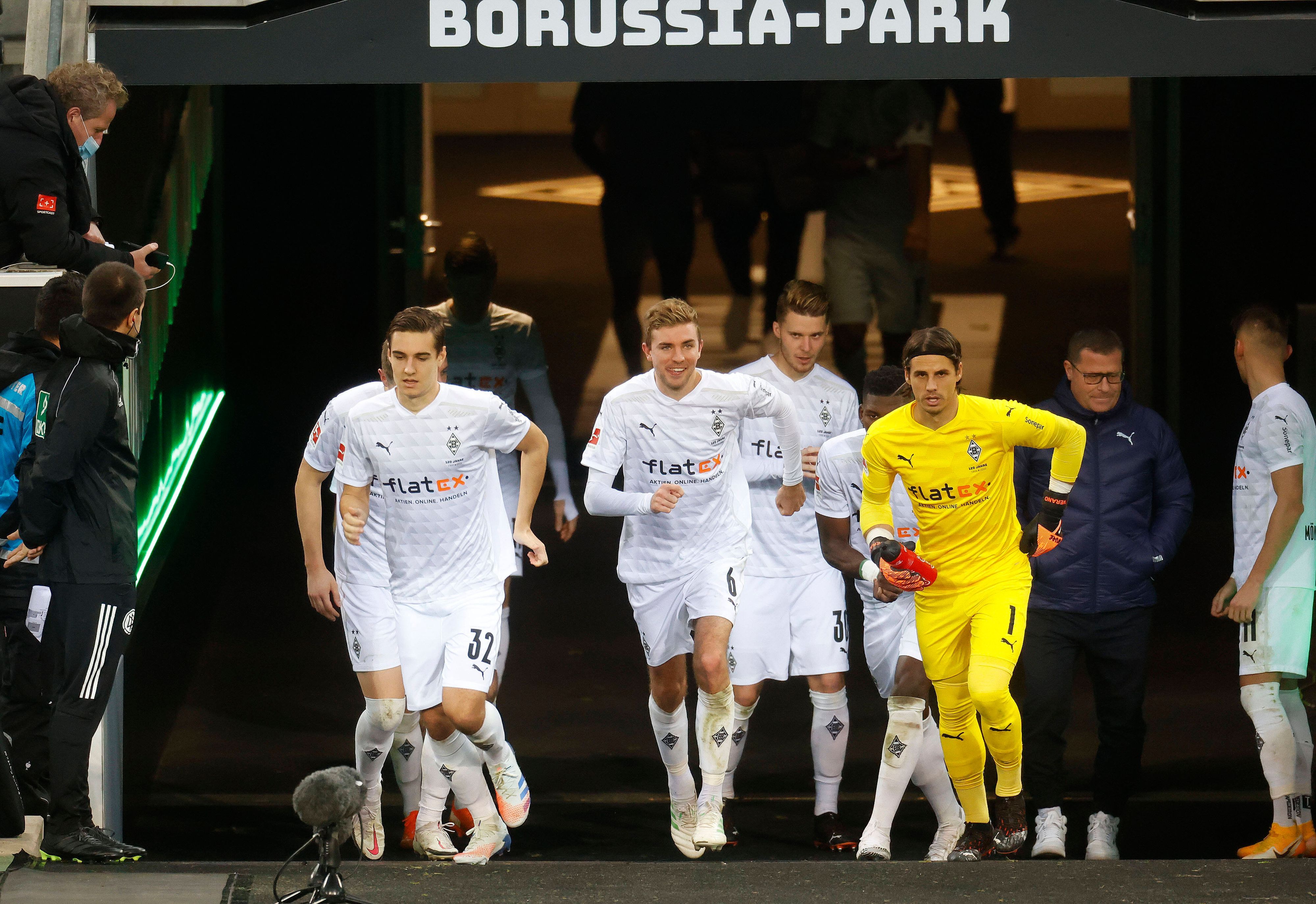 Spieler von Borussia Mönchengladbach beim Einlaufen.
